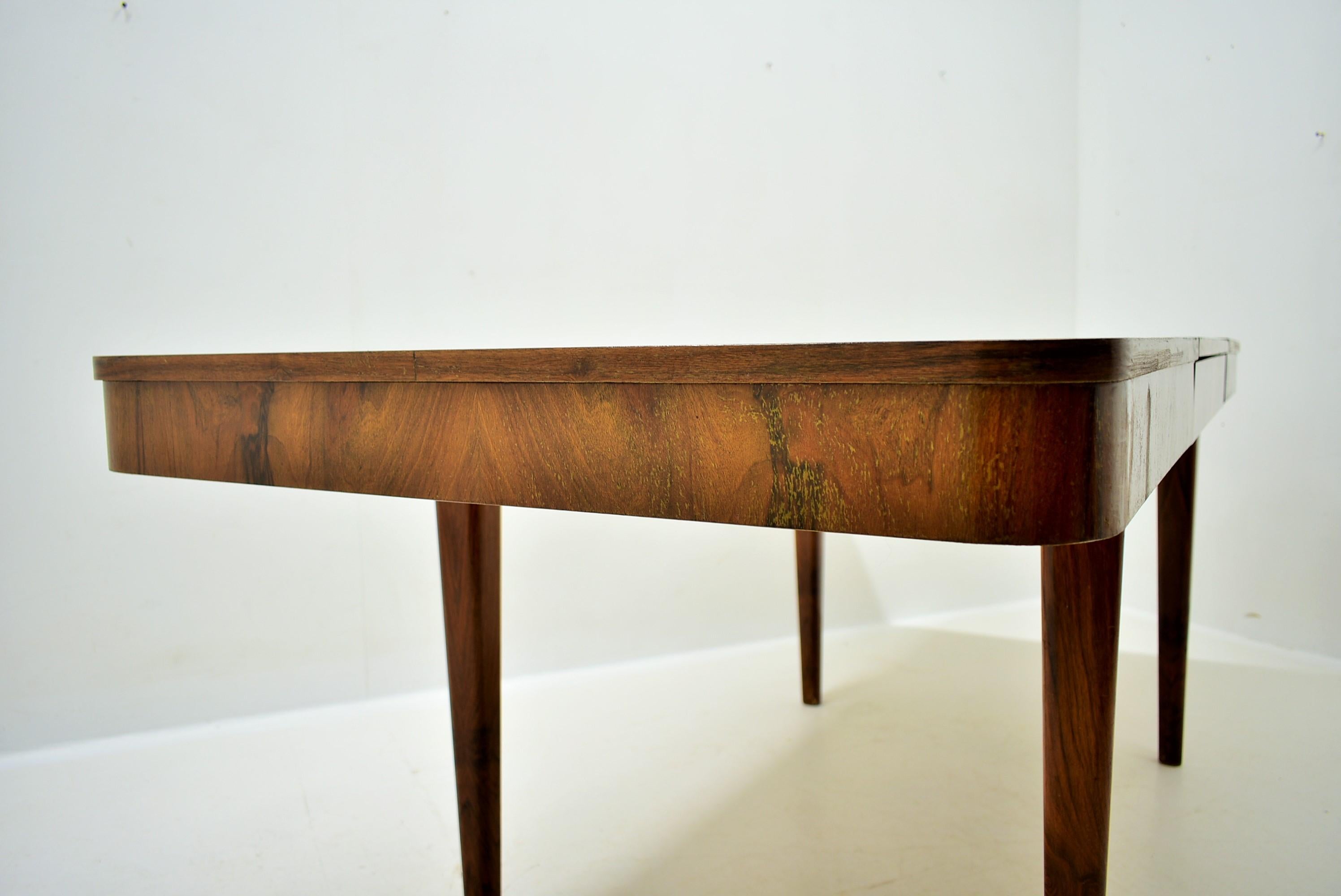 Mid-20th Century 1940s Jindrich Halabala Extendable Dining Table in Walnut, Czechoslovakia For Sale