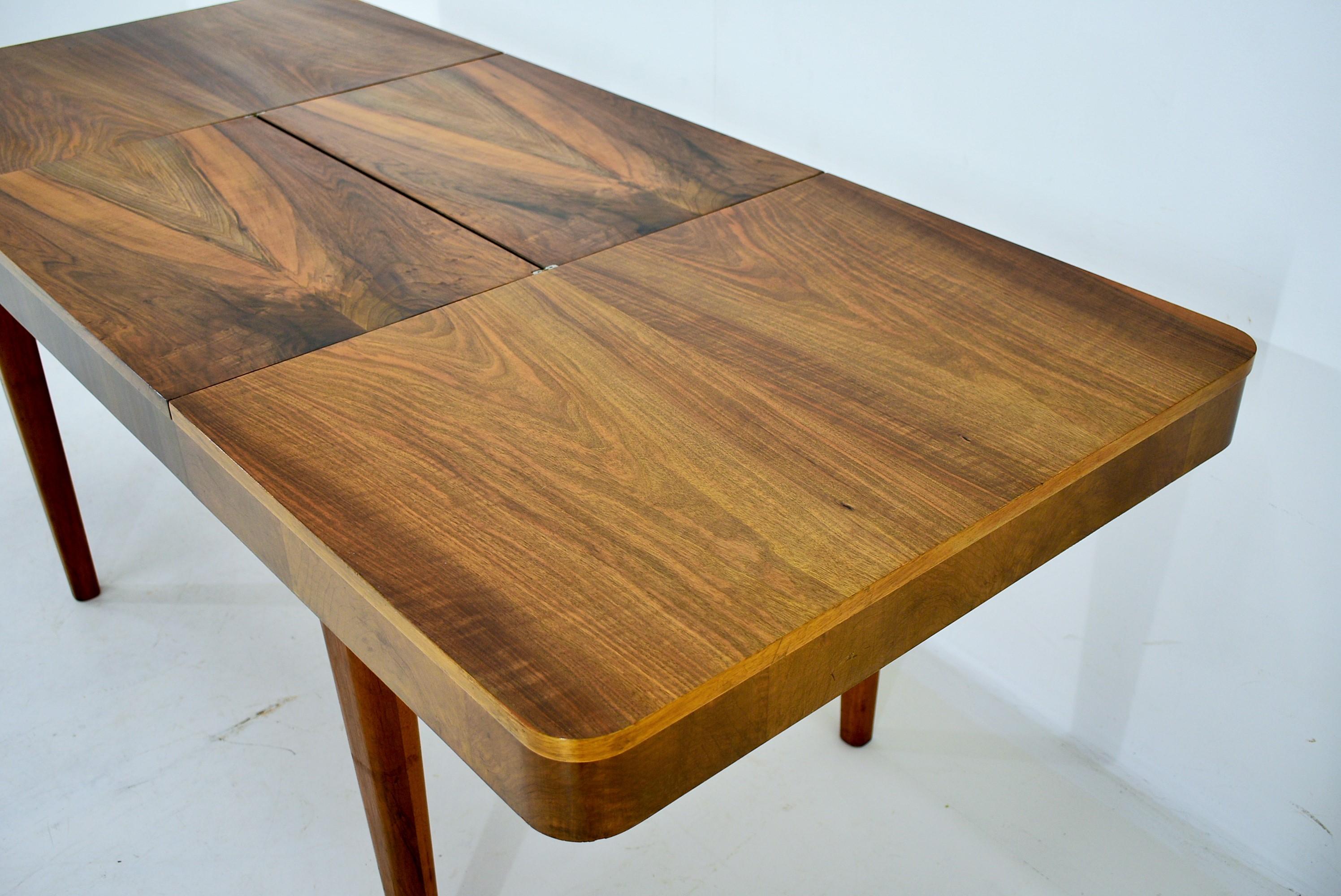Mid-20th Century 1940s Jindrich Halabala Extendable Dining Table in Walnut, Czechoslovakia For Sale