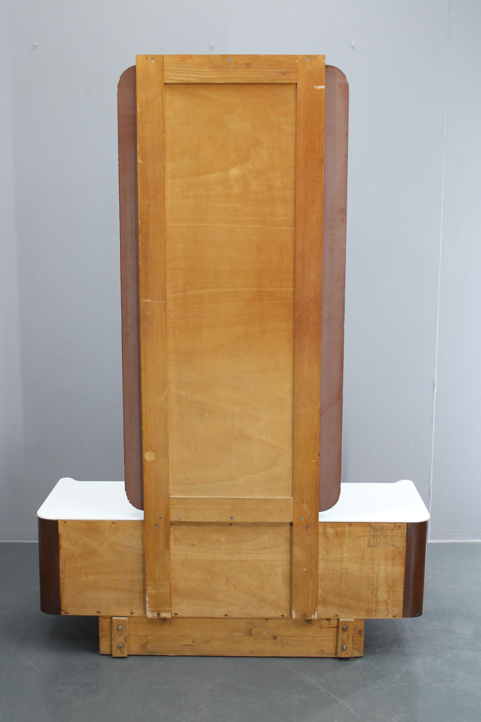 20ième siècle Armoire à miroirs Jindrich Halabala des années 1940, Tchécoslovaquie en vente