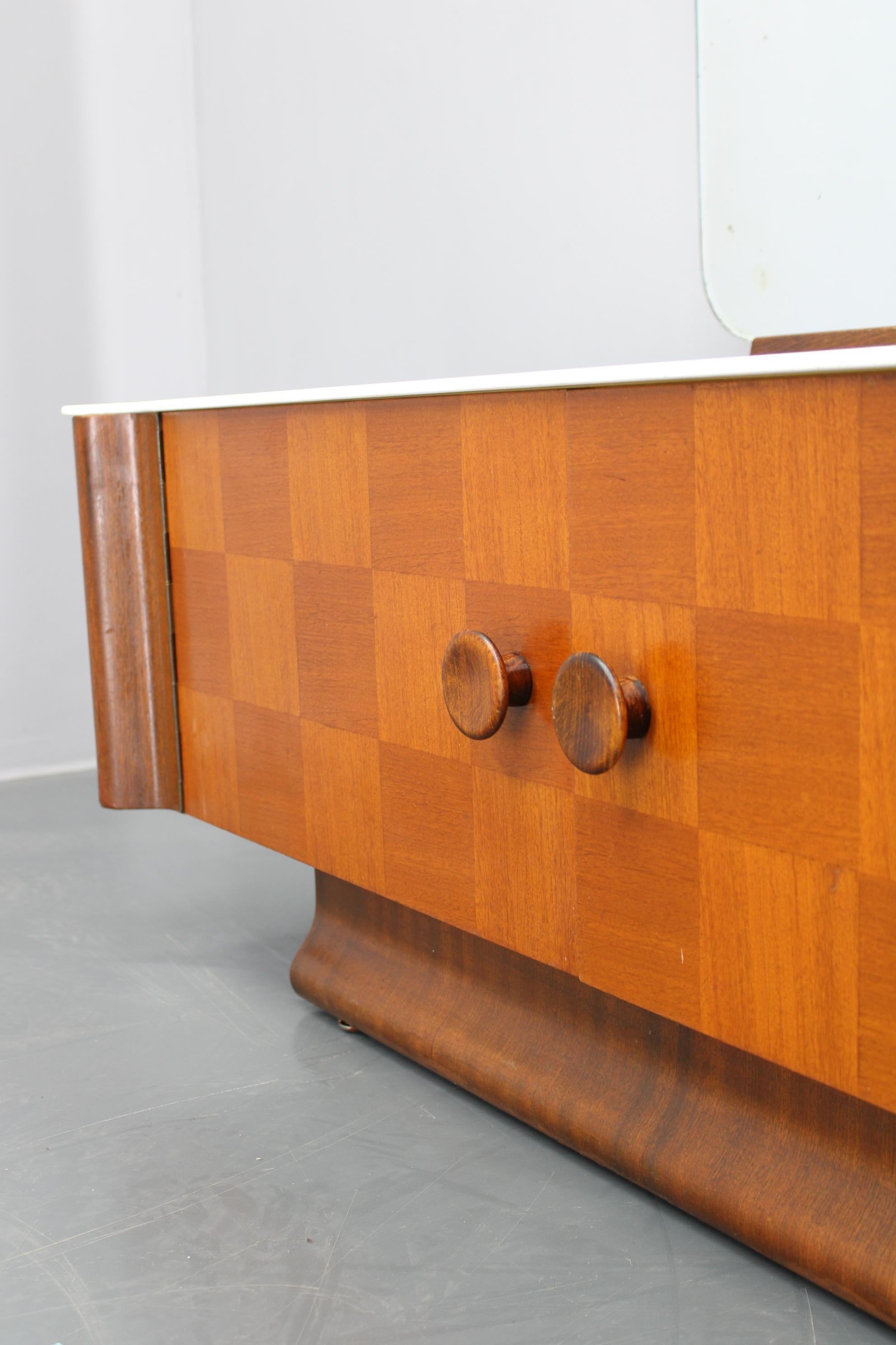 Armoire à miroirs Jindrich Halabala des années 1940, Tchécoslovaquie en vente 2
