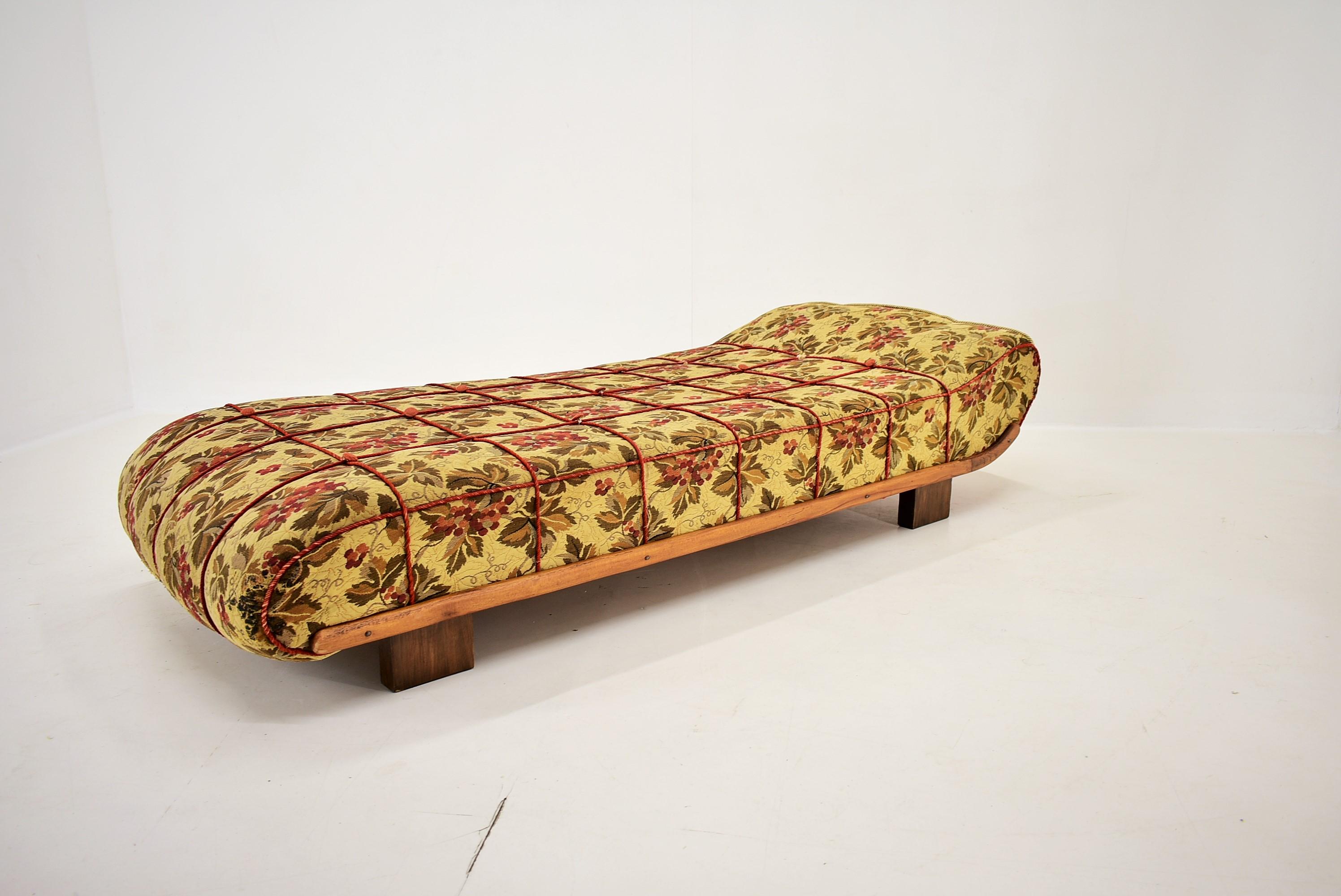 - Good original condition
- The fabric upholstery has some signs of use
- Confortable.
   