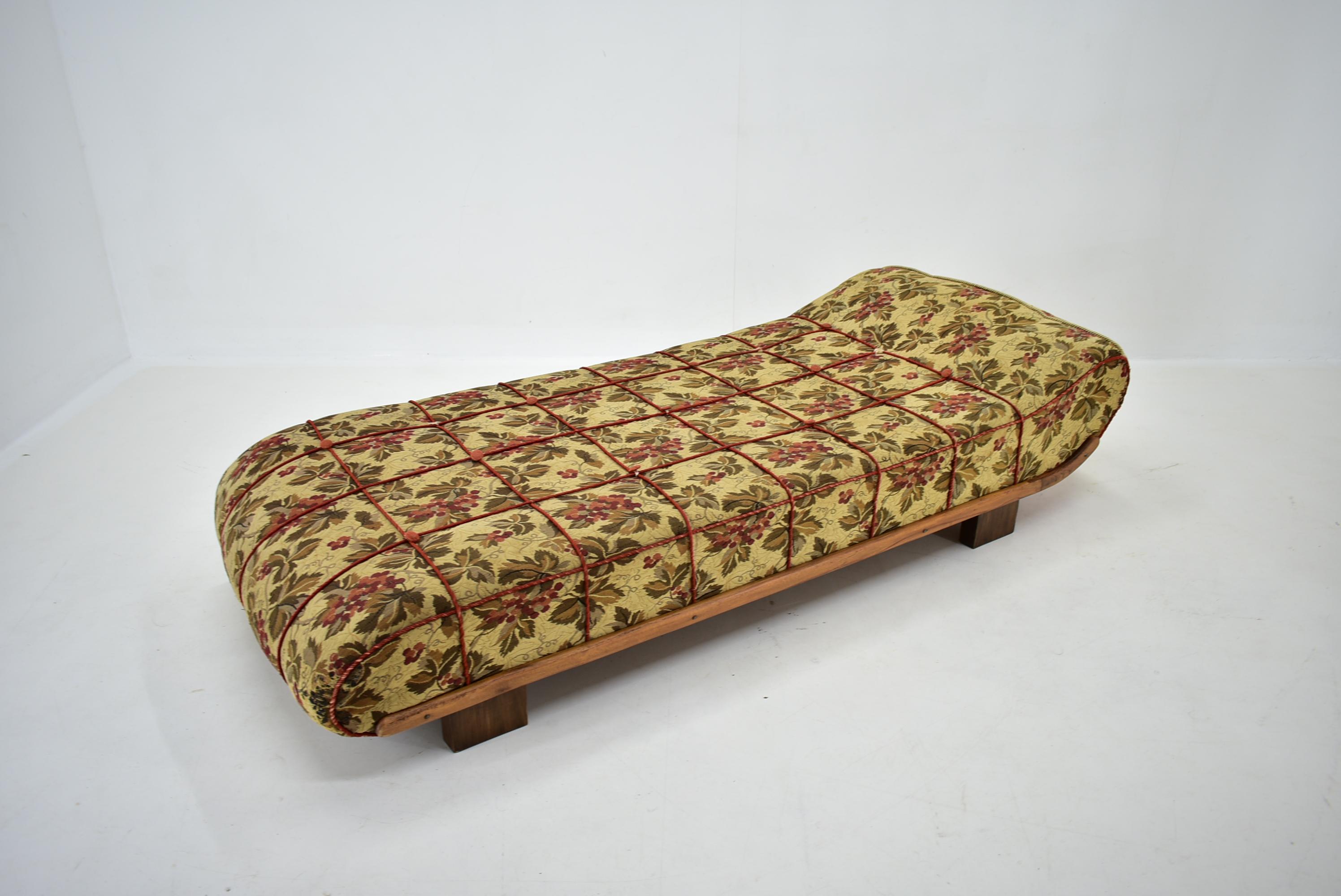 1940er Jahre Jindich Halabala Sofa oder Bett für UP Zvody, Tschechoslowakei im Zustand „Gut“ im Angebot in Praha, CZ