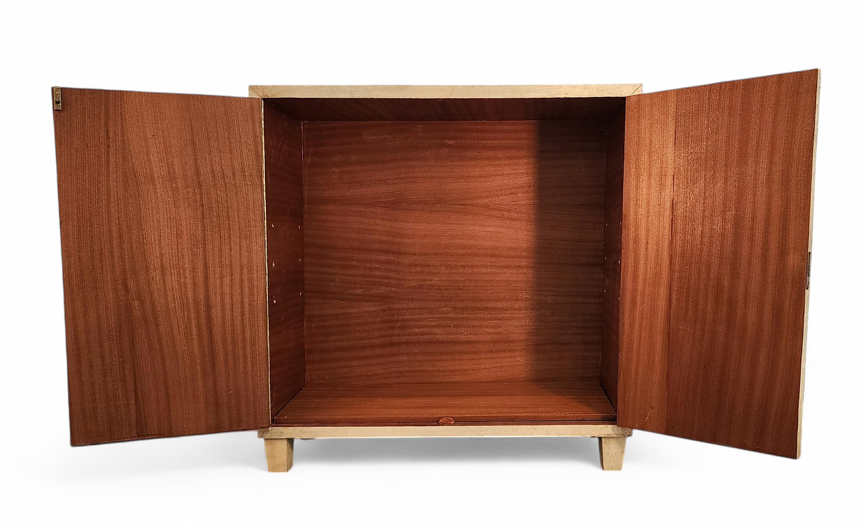 Mid-Century moderno 1940s J.M. Frank-Style Parchment-Covered Wood Cabinet by Comte S.A., Argentina in vendita