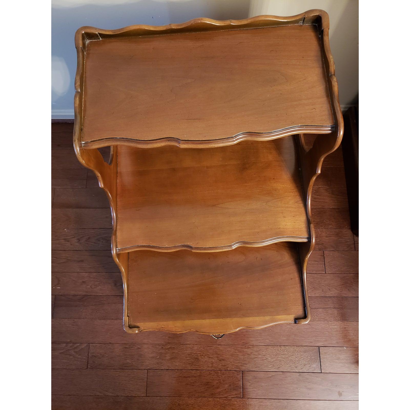 1940s John Widdicomb Mid-Century Modern 3 Tier End Table In Good Condition For Sale In Germantown, MD