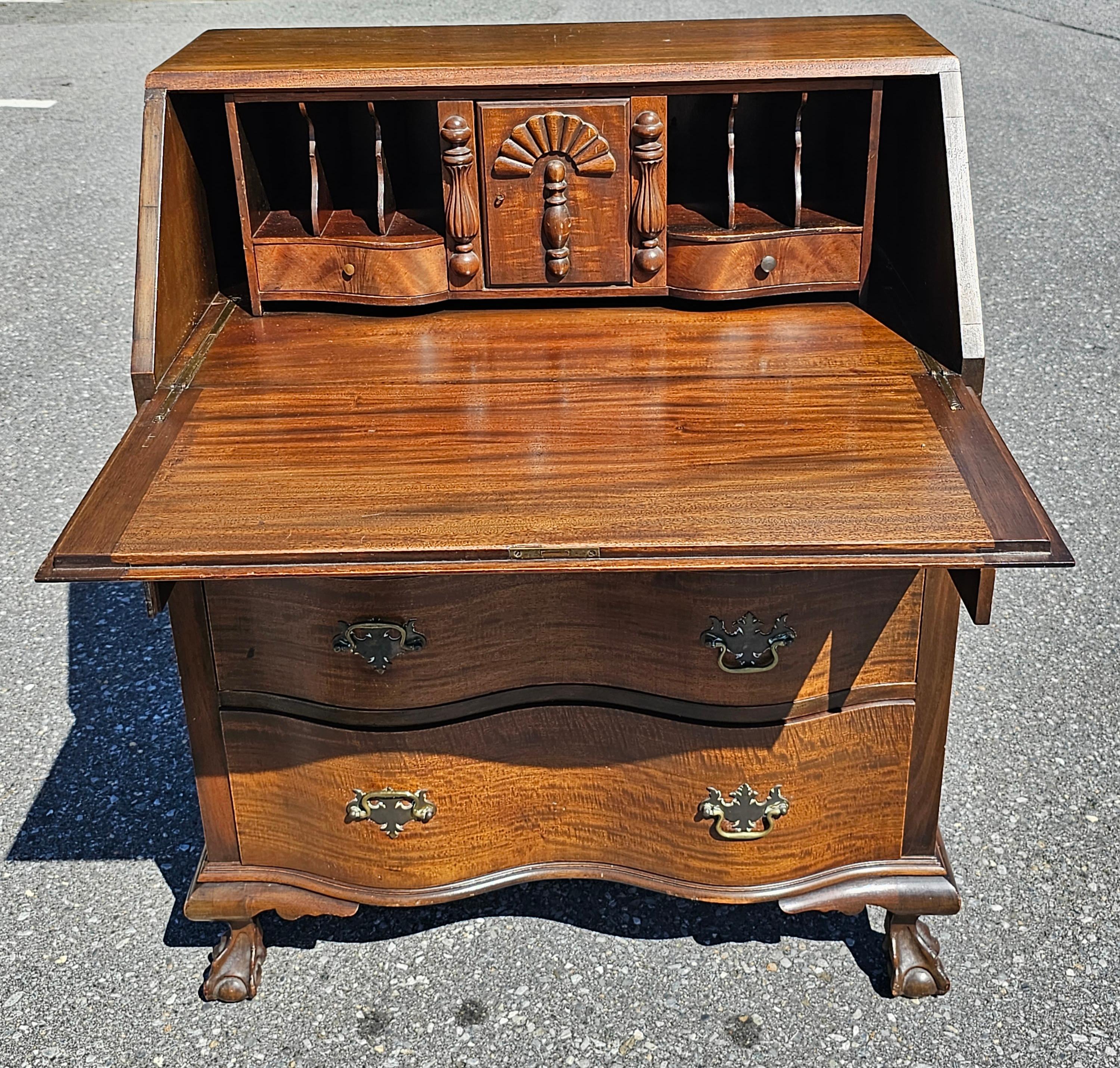 1940er Johnson Furniture Co. Chippendale Mahagoni Oxbow Slant Front Desk im Zustand „Gut“ im Angebot in Germantown, MD