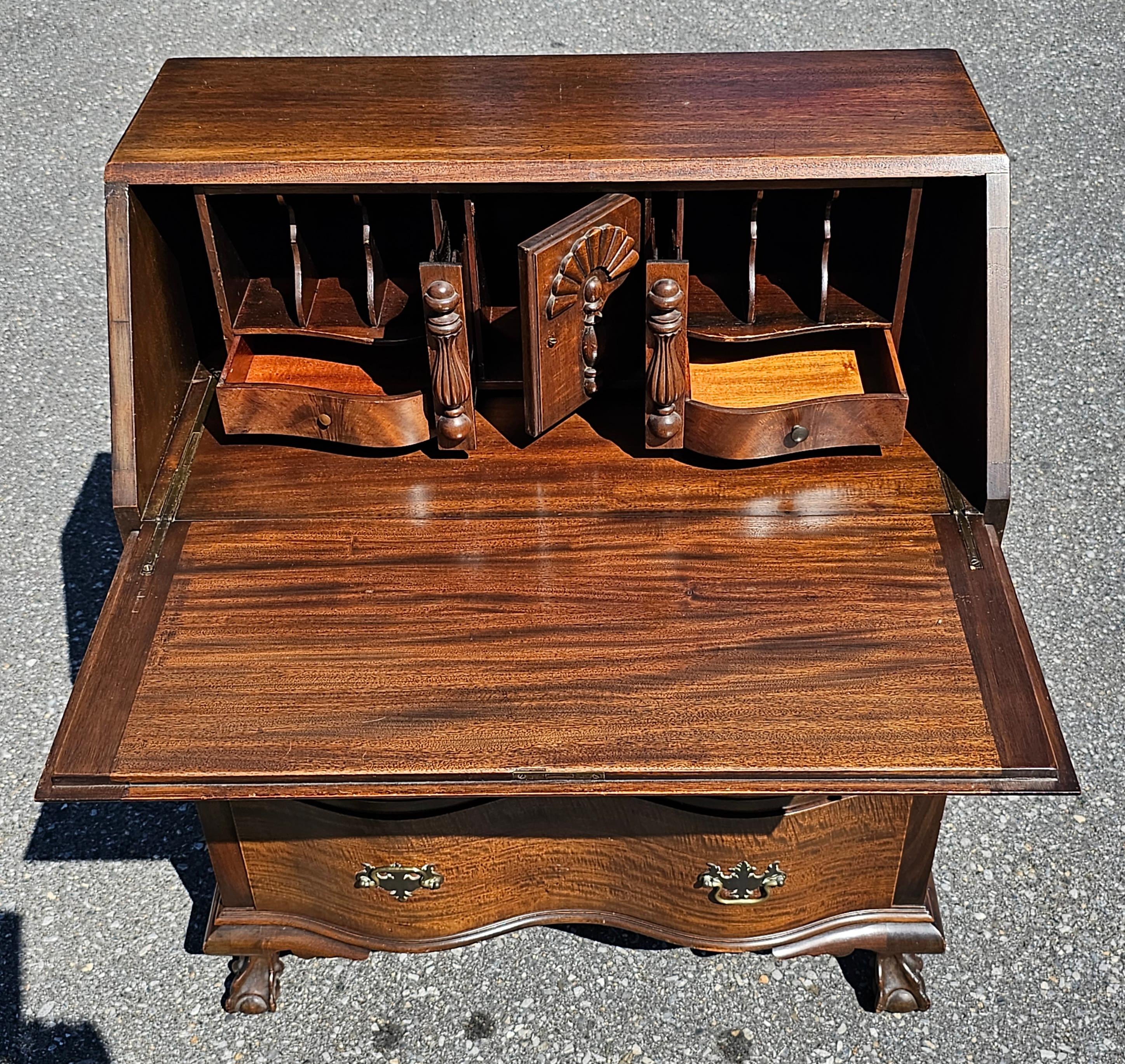 1940er Johnson Furniture Co. Chippendale Mahagoni Oxbow Slant Front Desk (20. Jahrhundert) im Angebot