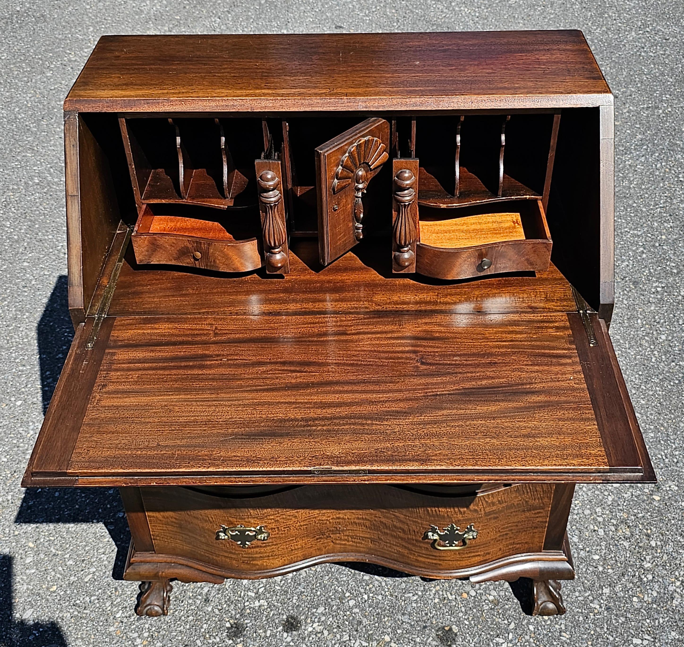 XX secolo Johnson Furniture Co. degli anni '40: scrivania Oxbow in mogano Chippendale a fronte obliquo in vendita