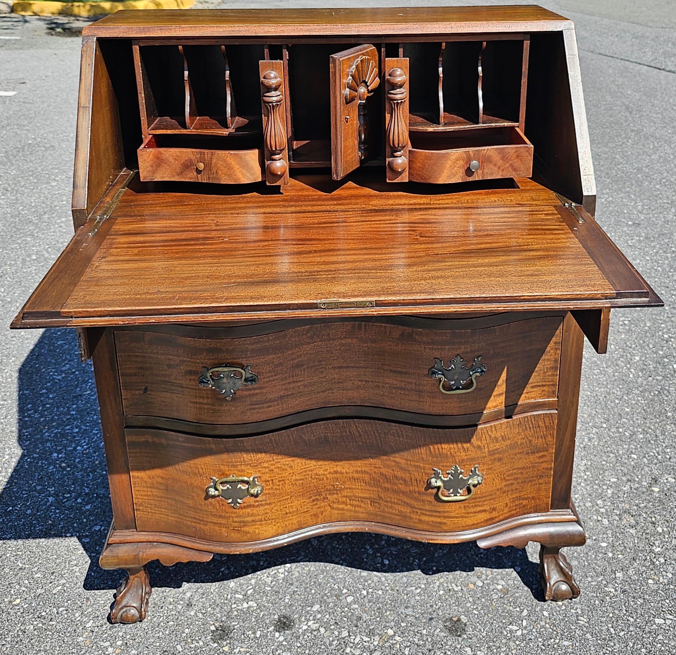 1940er Johnson Furniture Co. Chippendale Mahagoni Oxbow Slant Front Desk (Messing) im Angebot