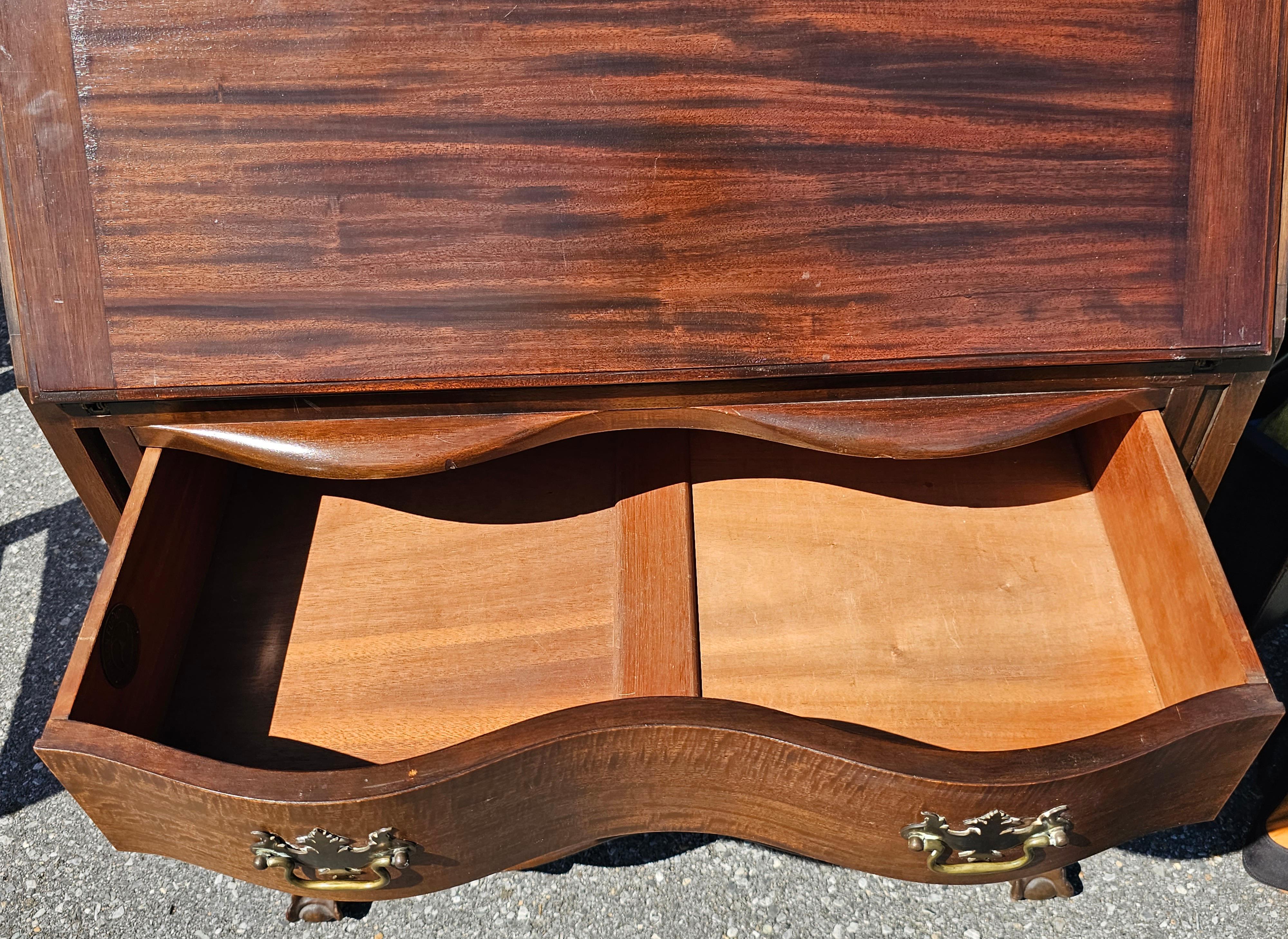 1940er Johnson Furniture Co. Chippendale Mahagoni Oxbow Slant Front Desk im Angebot 1