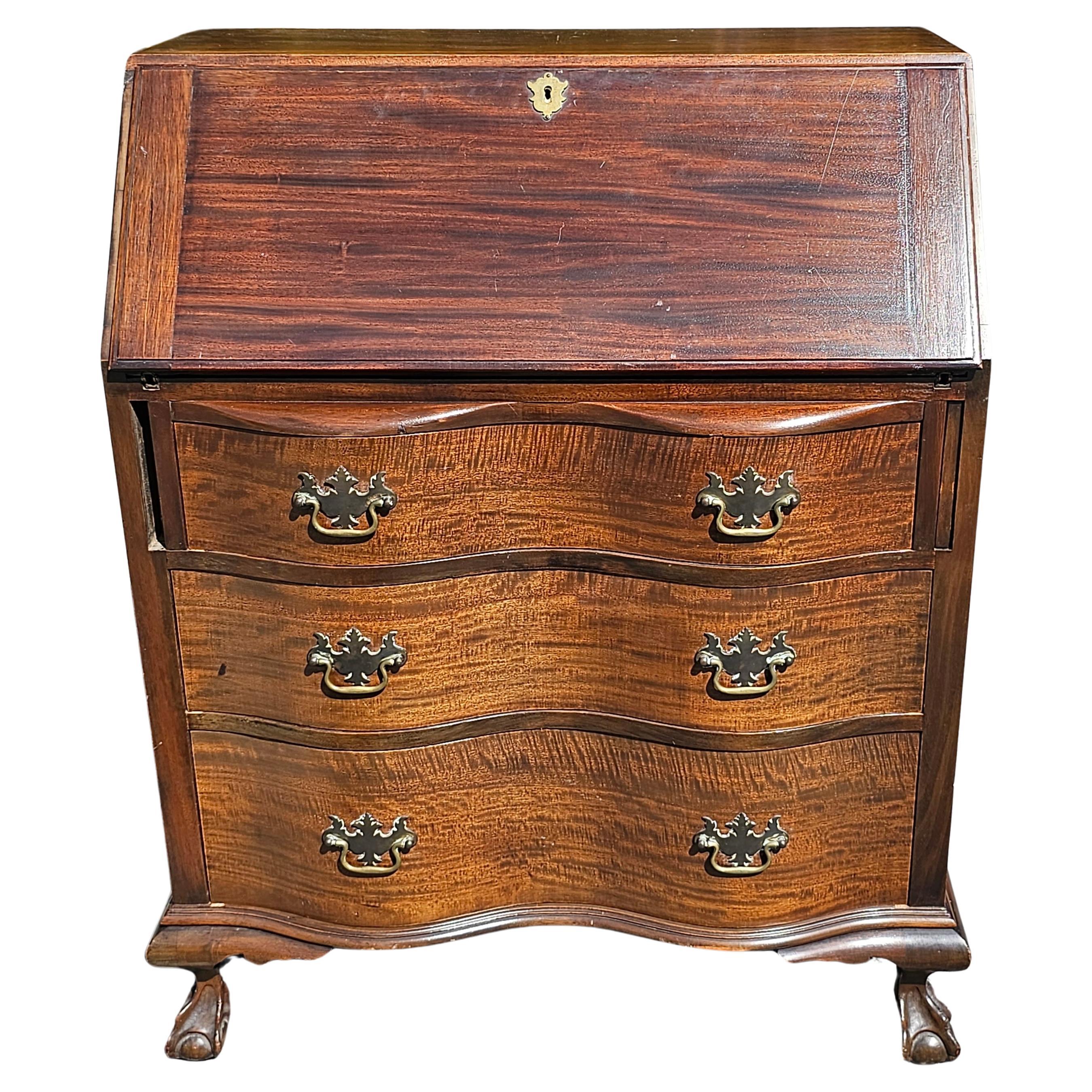 1940er Johnson Furniture Co. Chippendale Mahagoni Oxbow Slant Front Desk im Angebot