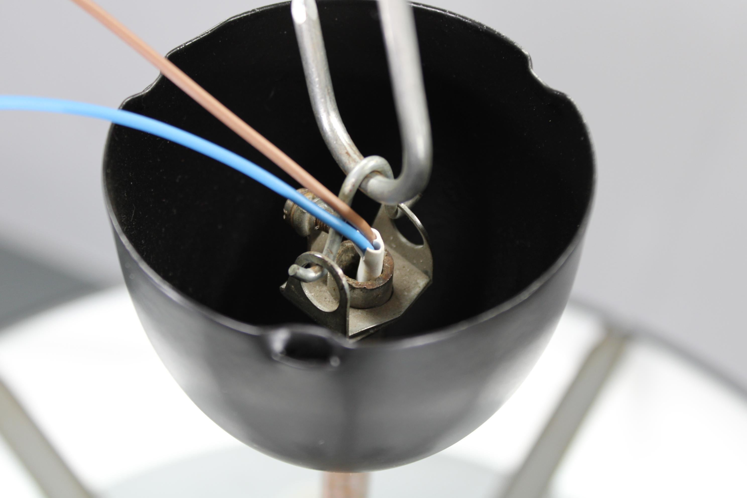 Lampada a sospensione UFO di Josef Hůrka per Napako del 1940, metallo e vetro, restaurata In condizioni buone in vendita a Praha, CZ