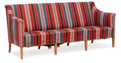 Sofá de tres plazas Kaare Klint de los años 40, patas de madera y tapicería de lana a rayas