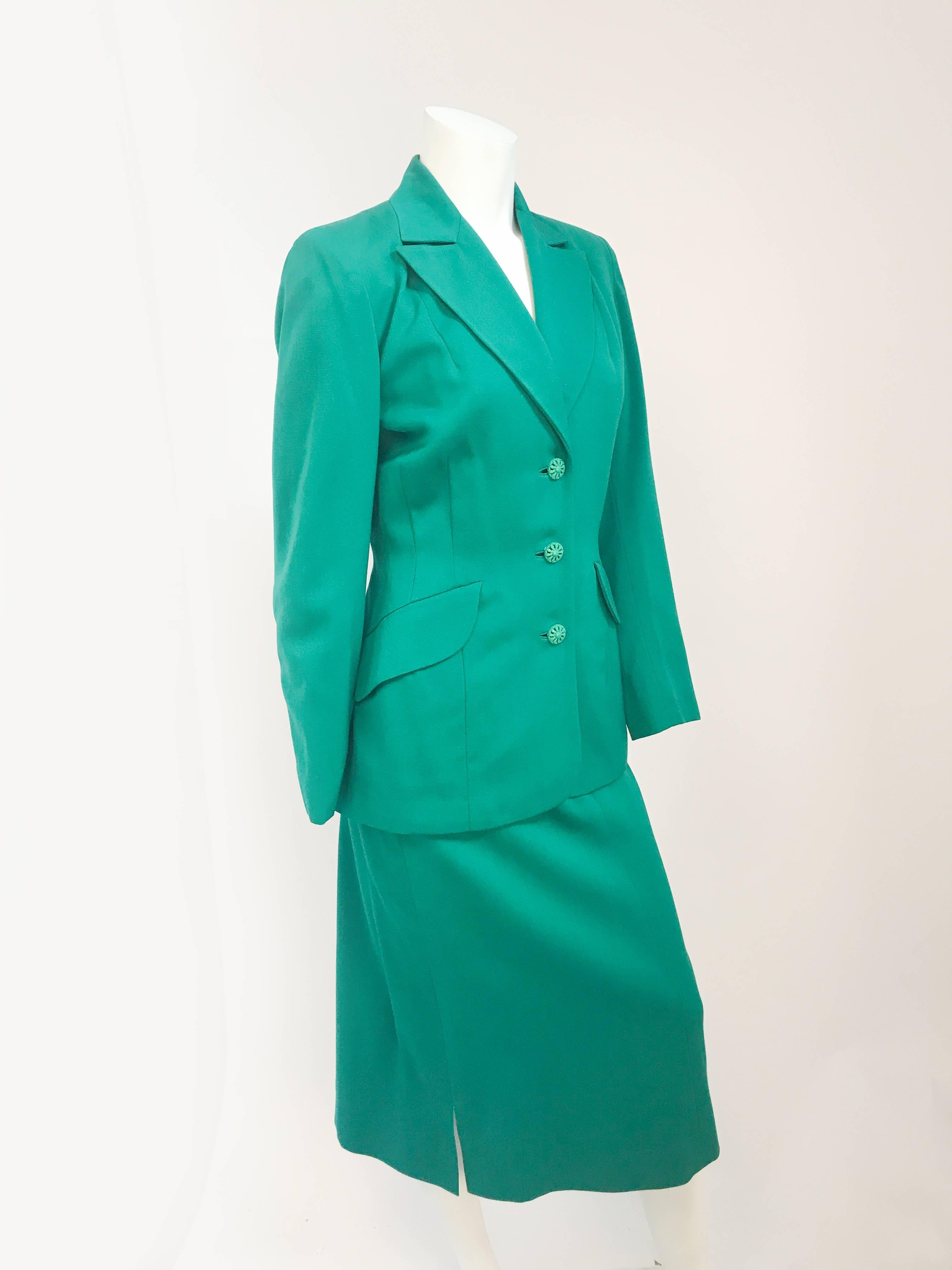 ensemble de costumes vert kelly des années 1940. Ensemble de costume vert kelly avec un large revers, des épaules rembourrées et des fermetures à boutons et à glissière. 