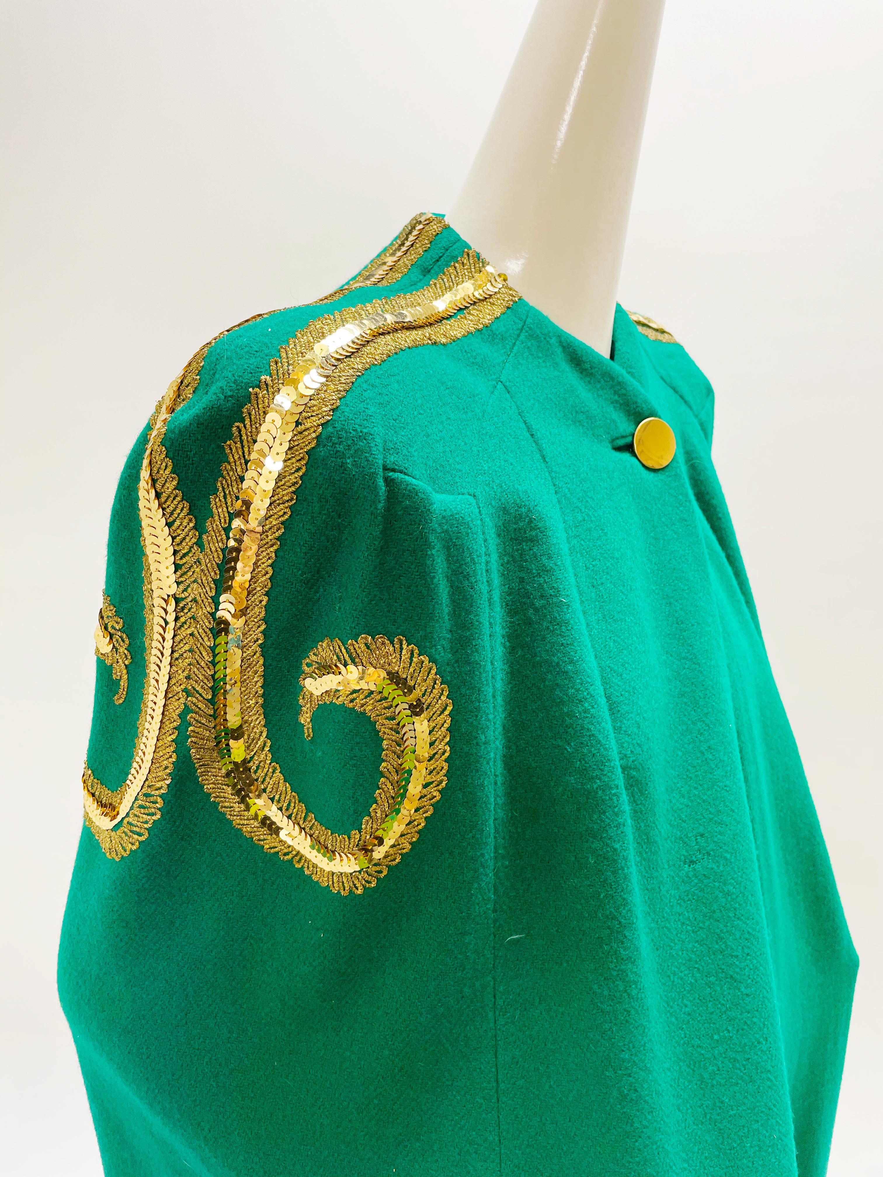 1940s Kelly Green Wool Cape w/ Gold Embroidery & Sequin Sculpted Shoulder Detail In Excellent Condition For Sale In Gresham, OR