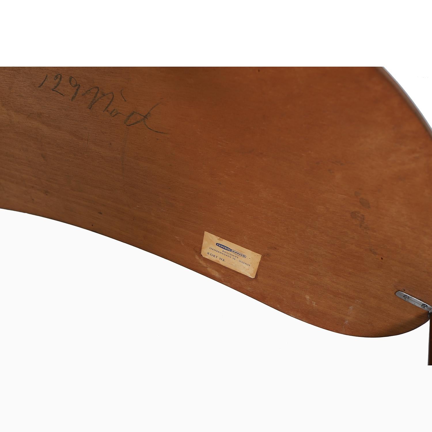 Table basse originale des années 1940 en forme de rein par Anton Kildeberg designs.  Cette table est fabriquée en acajou et possède un plateau en verre imprimé.  41