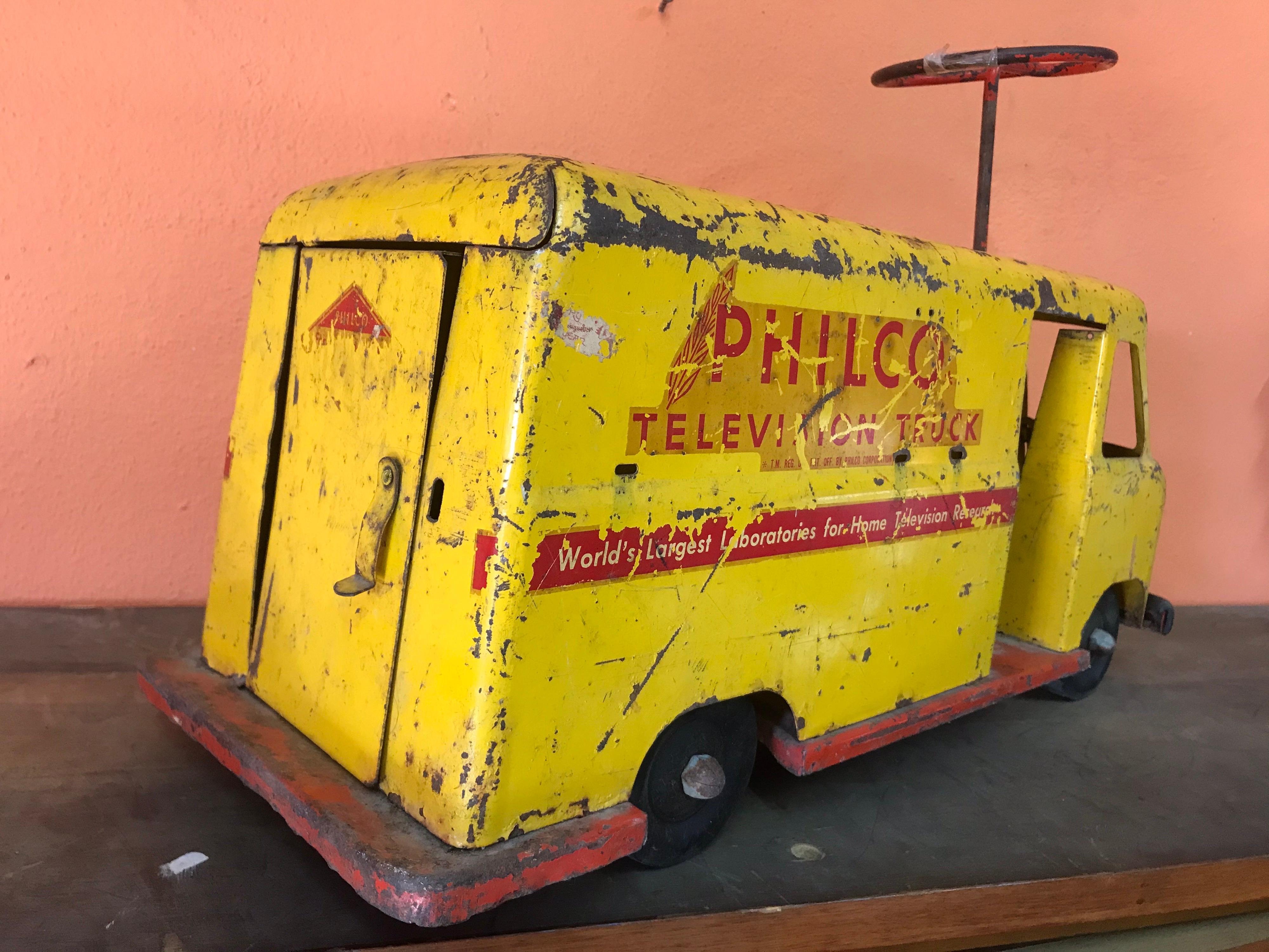 Vintage 1940er PHILCO TV-Kinderrennen auf Spielzeugwagen im Zustand „Starke Gebrauchsspuren“ im Angebot in San Diego, CA