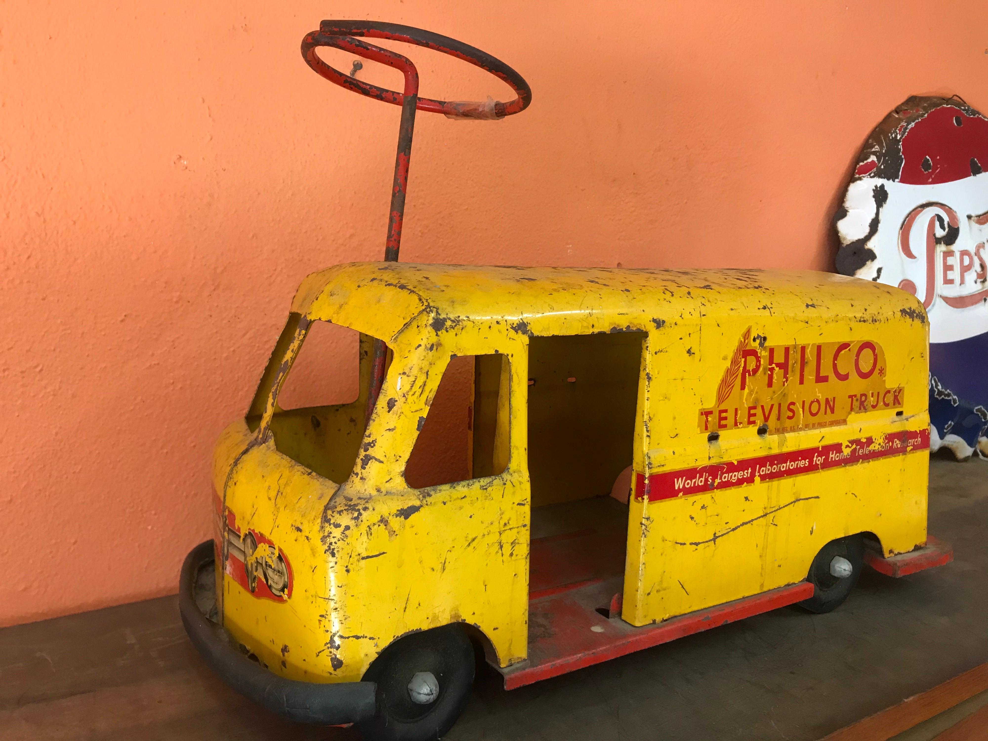 Vintage 1940's PHILCO TV Kids Ride On Toy Truck In Distressed Condition For Sale In San Diego, CA