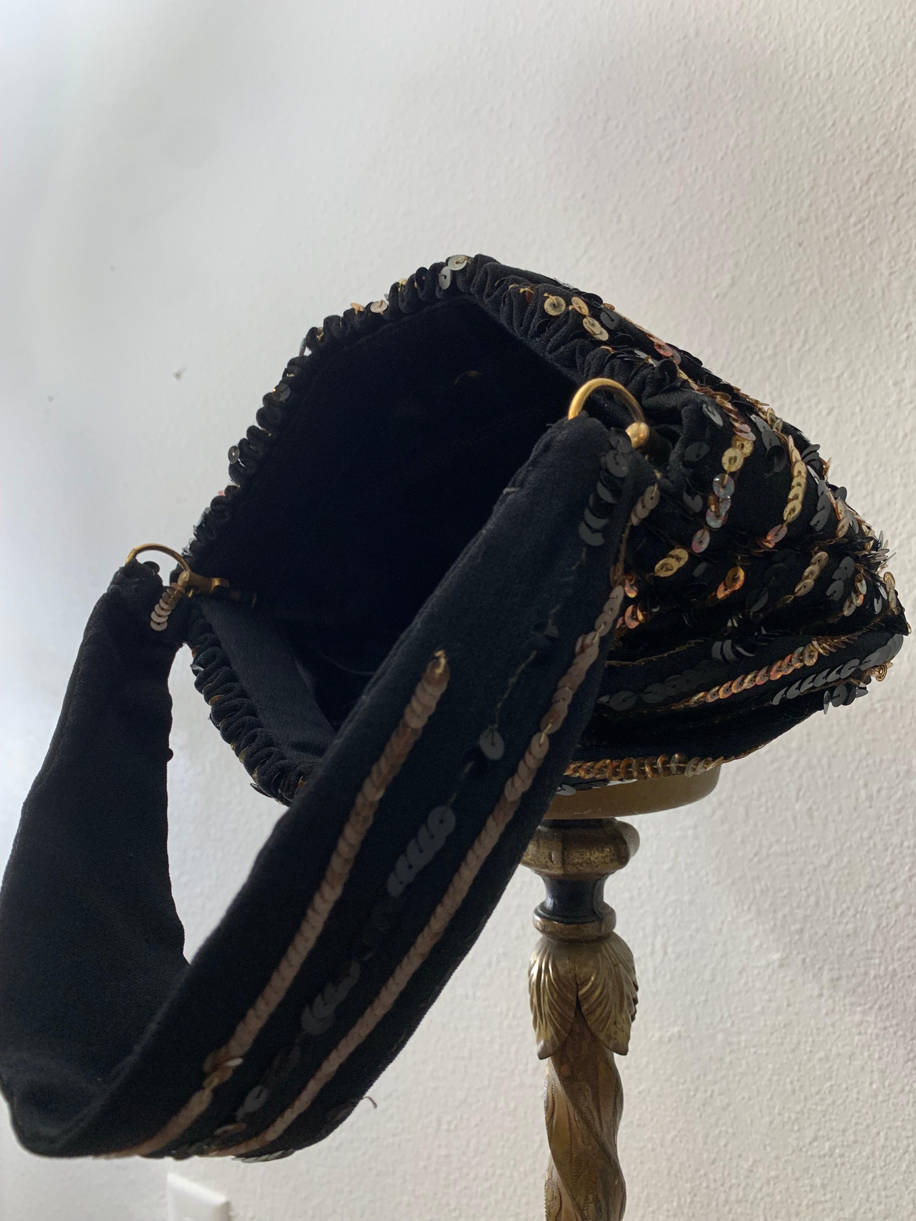 Borsa Koret degli anni '40 con paillettes a righe nere e oro e chiusura con cerniera a molla in vendita 5