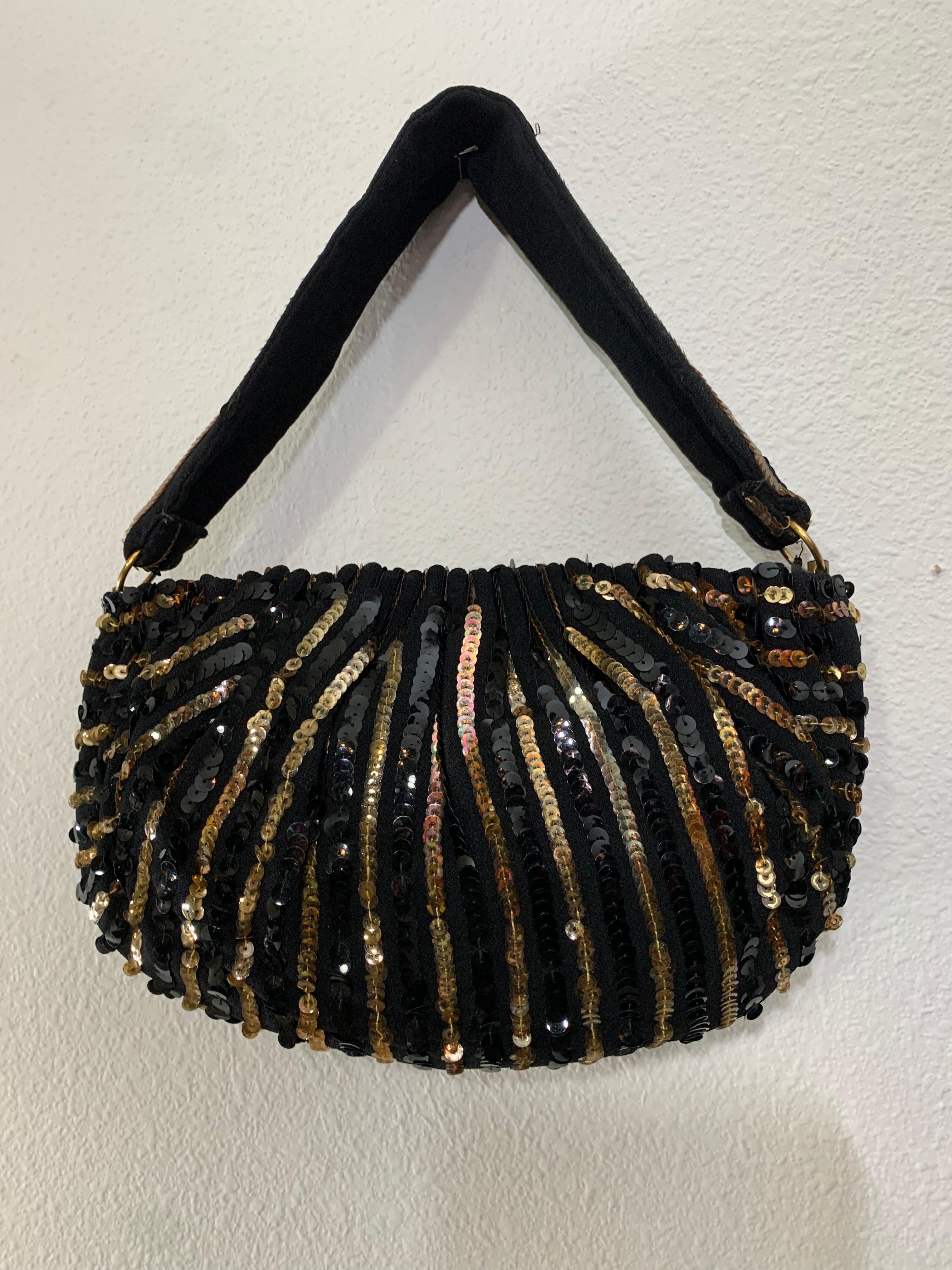 Borsetta Koret anni '40 a strisce di paillettes nere e oro con chiusura a cerniera: Questa borsetta in crêpe è interamente ricoperta da strisce di paillettes. Foderato in raso nero con una chiusura a cerniera a molla, senza fibbia ma che rimane ben
