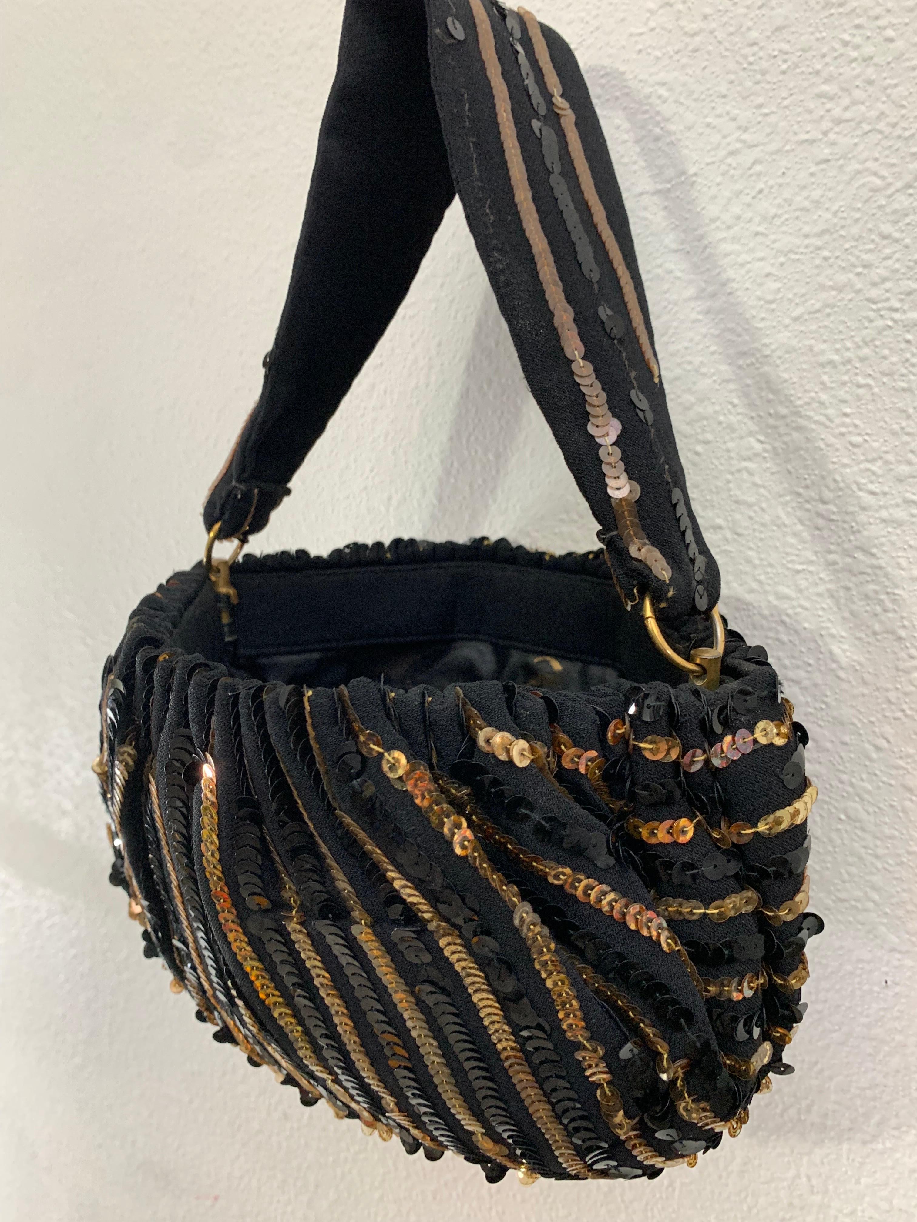 Donna Borsa Koret degli anni '40 con paillettes a righe nere e oro e chiusura con cerniera a molla in vendita
