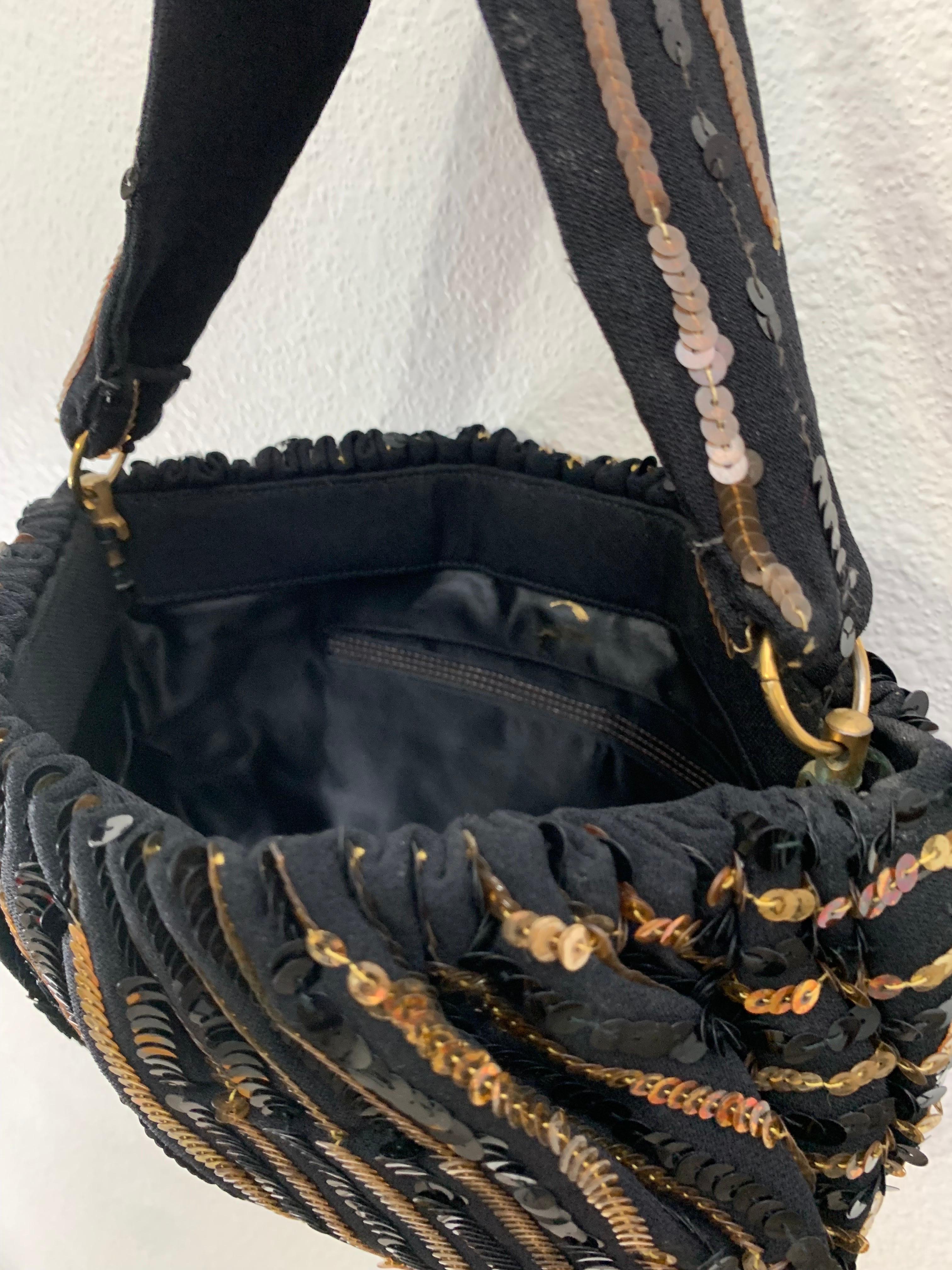 Borsa Koret degli anni '40 con paillettes a righe nere e oro e chiusura con cerniera a molla in vendita 1