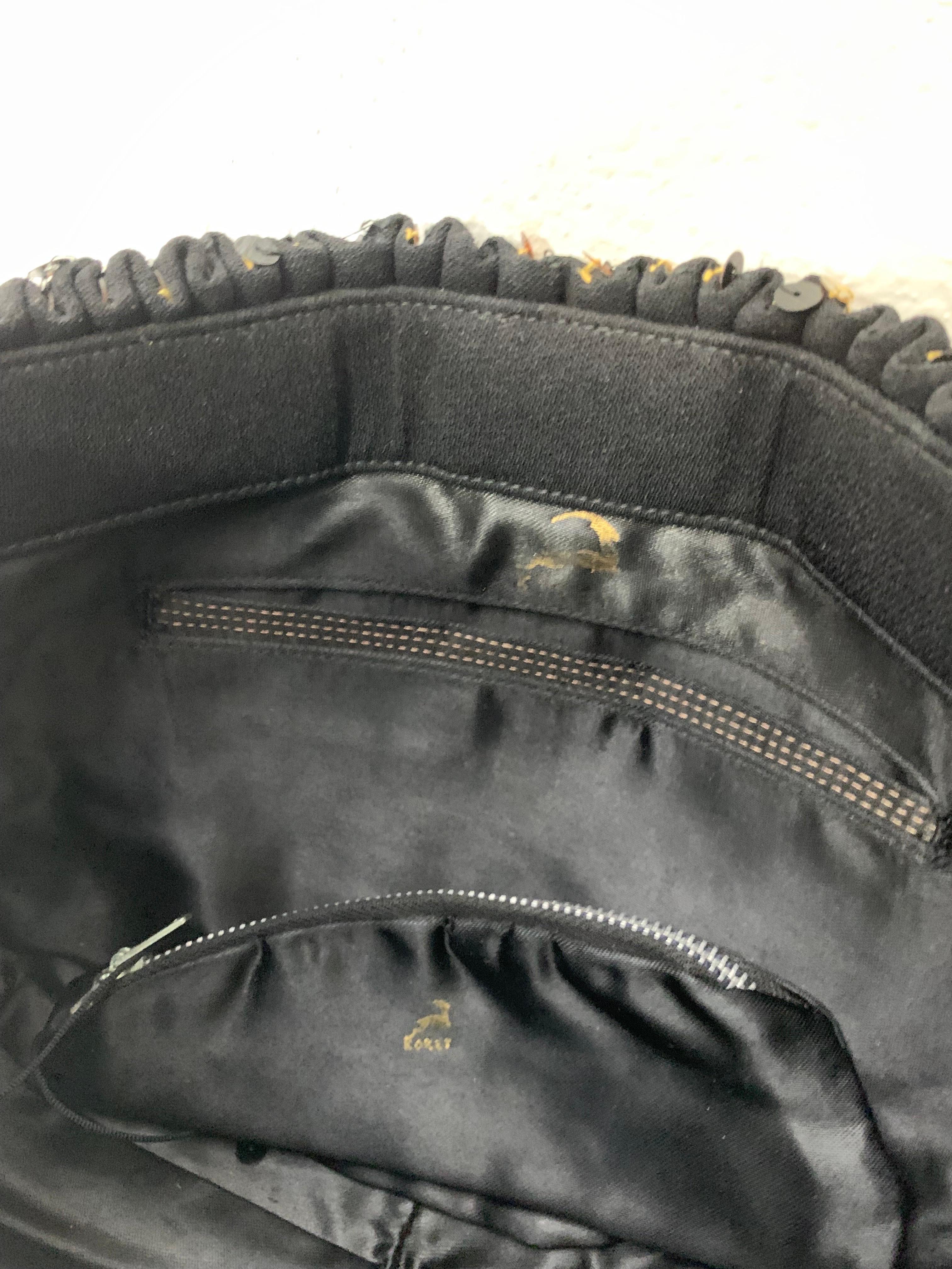Borsa Koret degli anni '40 con paillettes a righe nere e oro e chiusura con cerniera a molla in vendita 2