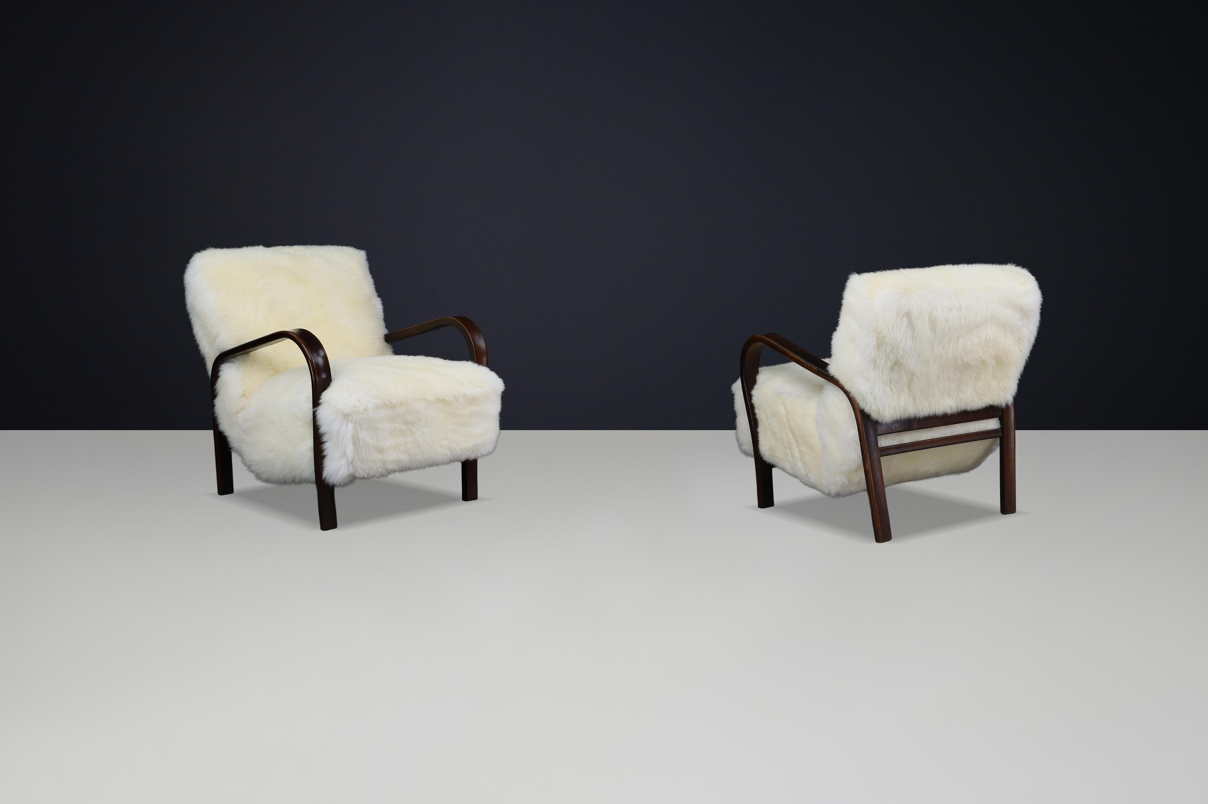 Poltrone Kozelka & Kropacek degli anni '40 in pelle di pecora Texel avorio con telaio patinato scuro in vendita 3