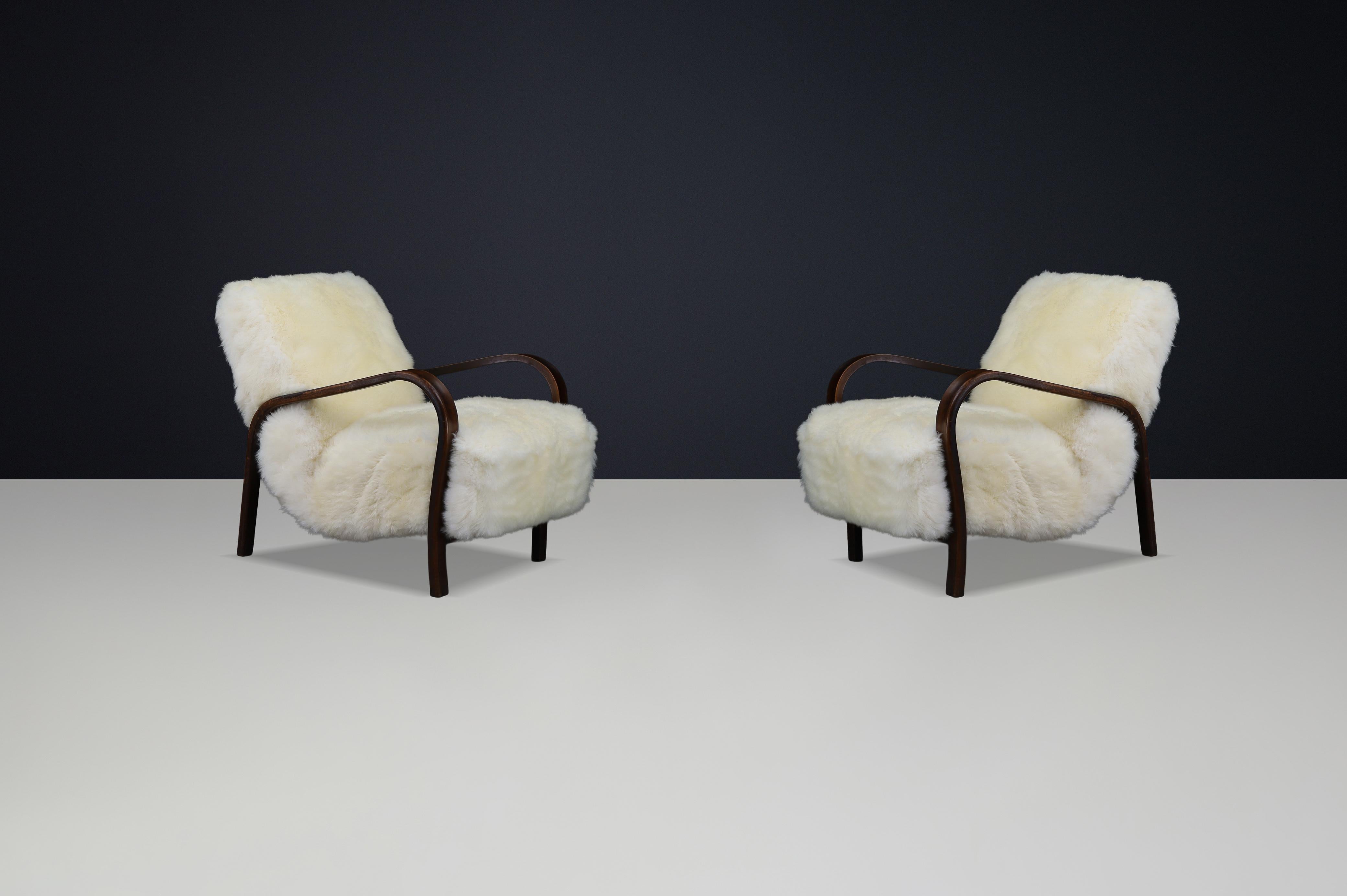 Poltrone Kozelka & Kropacek degli anni '40 in pelle di pecora Texel avorio, telaio patinato scuro


Eleganti poltrone in legno curvato degli anni '40 di Kozelka & Kropacek, rivestite in lussuosa pelle di pecora Texel color avorio, con una struttura