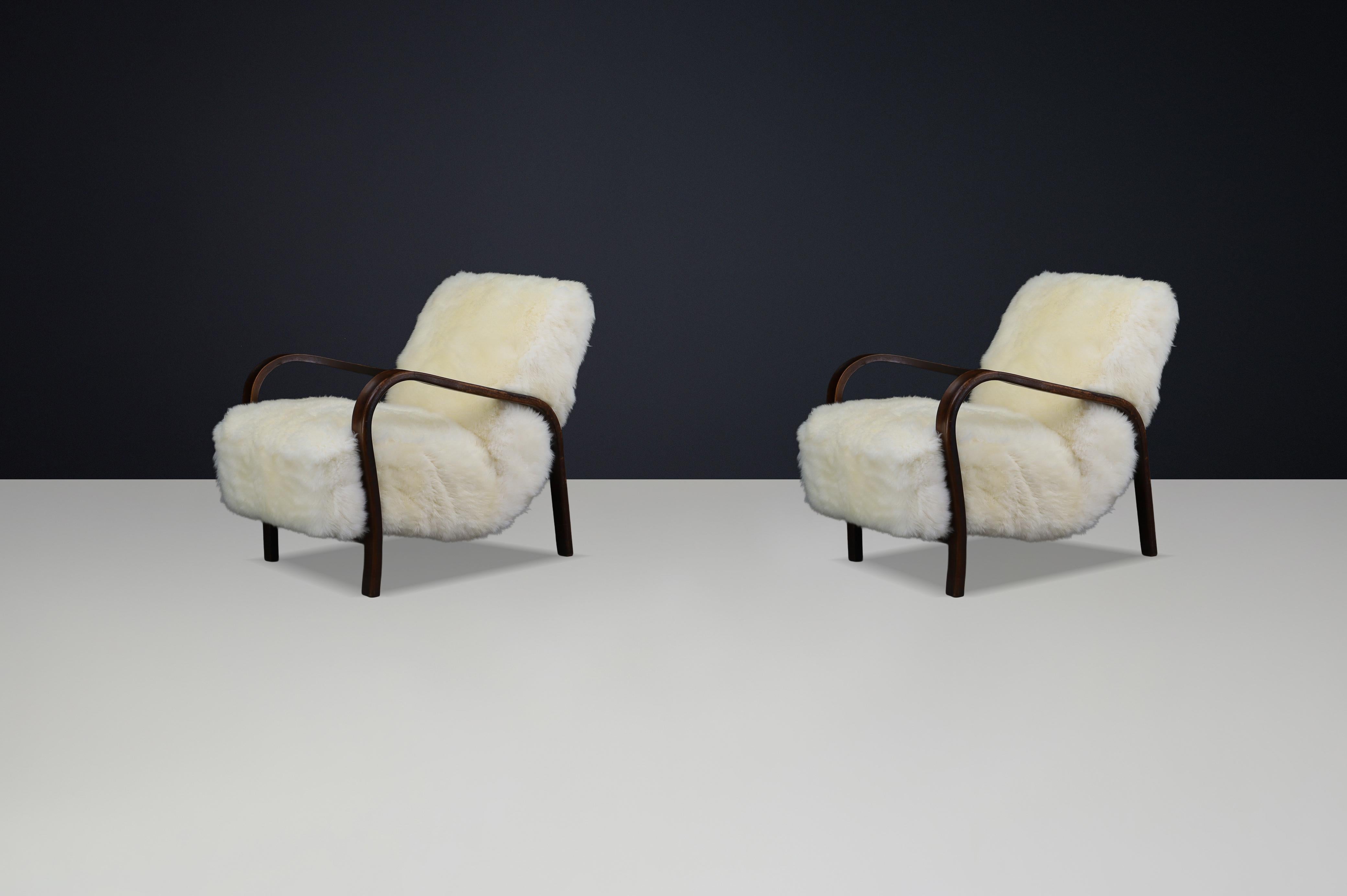 Mid-Century moderno Poltrone Kozelka & Kropacek degli anni '40 in pelle di pecora Texel avorio con telaio patinato scuro in vendita