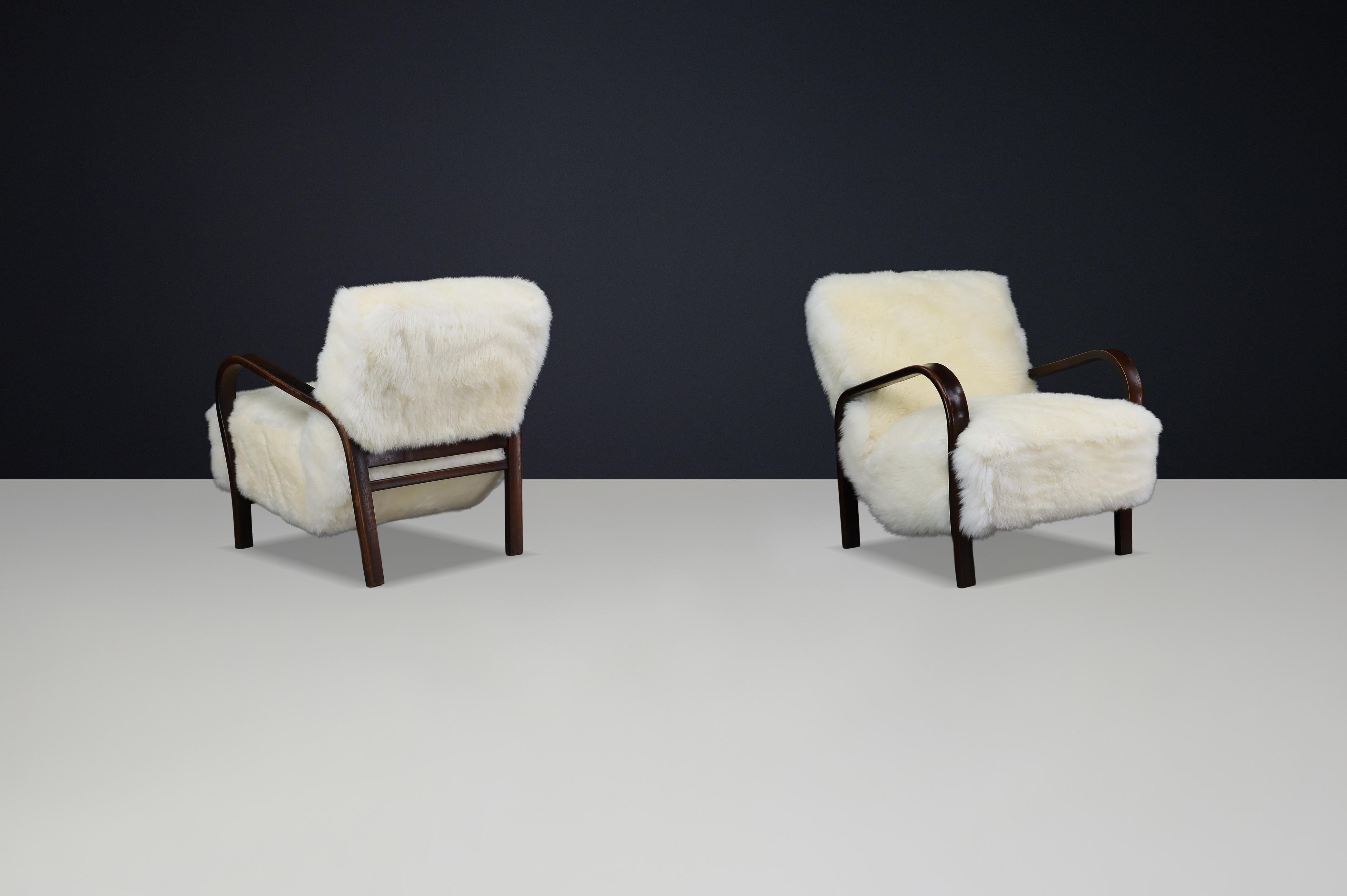 Metà XX secolo Poltrone Kozelka & Kropacek degli anni '40 in pelle di pecora Texel avorio con telaio patinato scuro in vendita