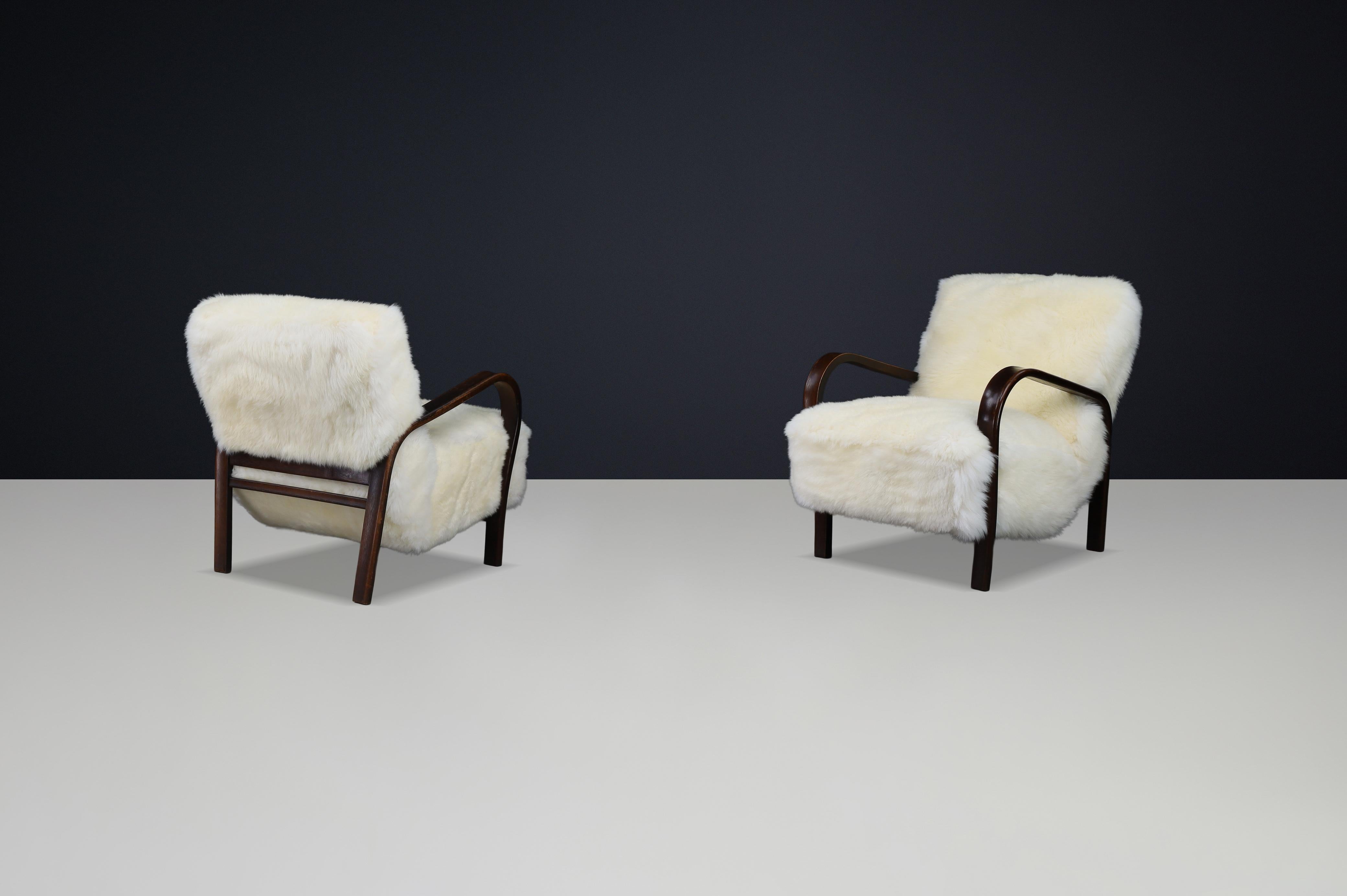 Poltrone Kozelka & Kropacek degli anni '40 in pelle di pecora Texel avorio con telaio patinato scuro in vendita 1