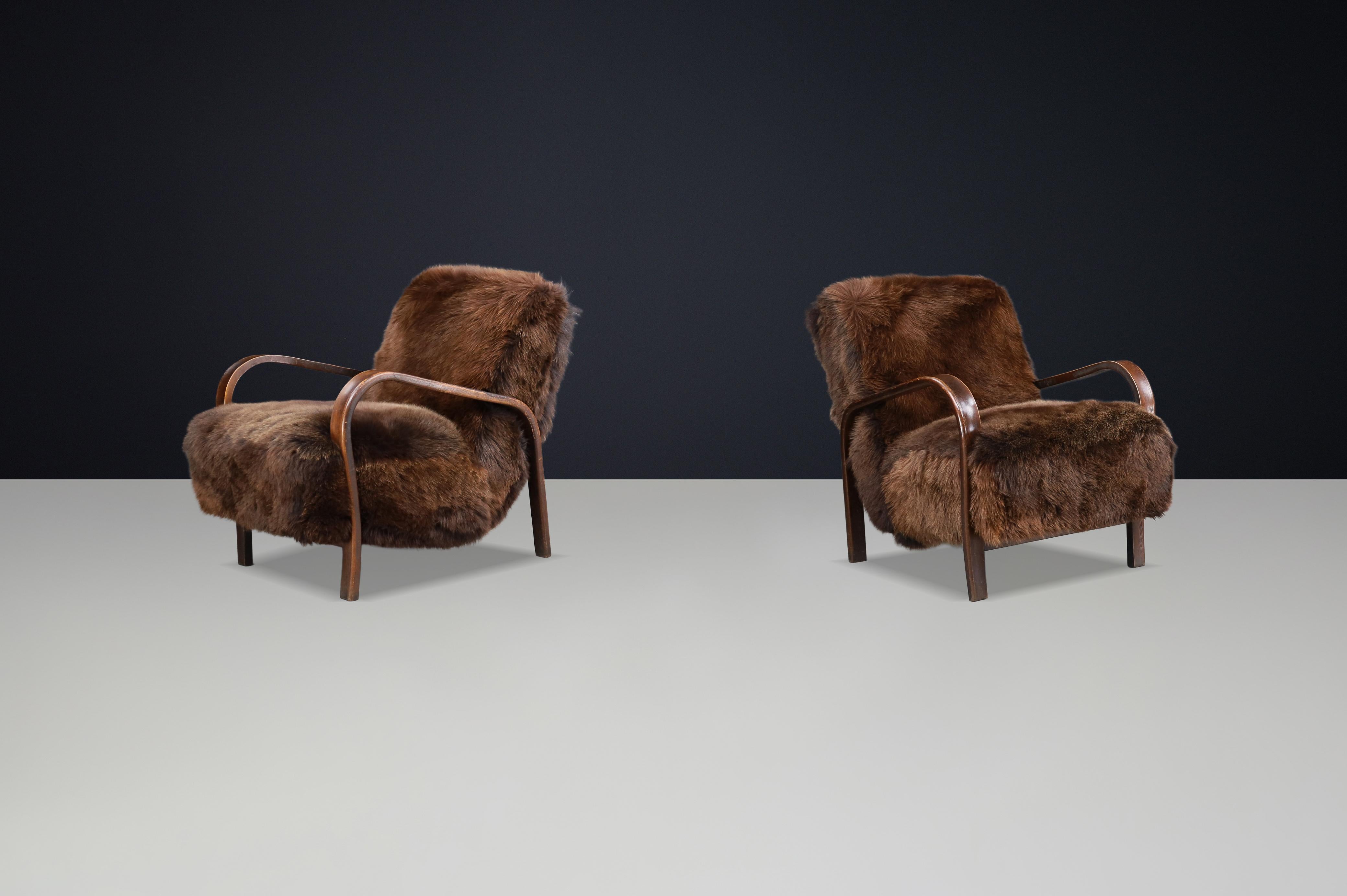 Design ceco di metà secolo di Kozelka & Kropacek, rivestito in lussuosa pelle di pecora di Texel con cornici in legno curvo patinato marrone. Comfort, artigianalità e stile senza tempo.


Progettata negli anni '40 dagli acclamati modernisti cechi