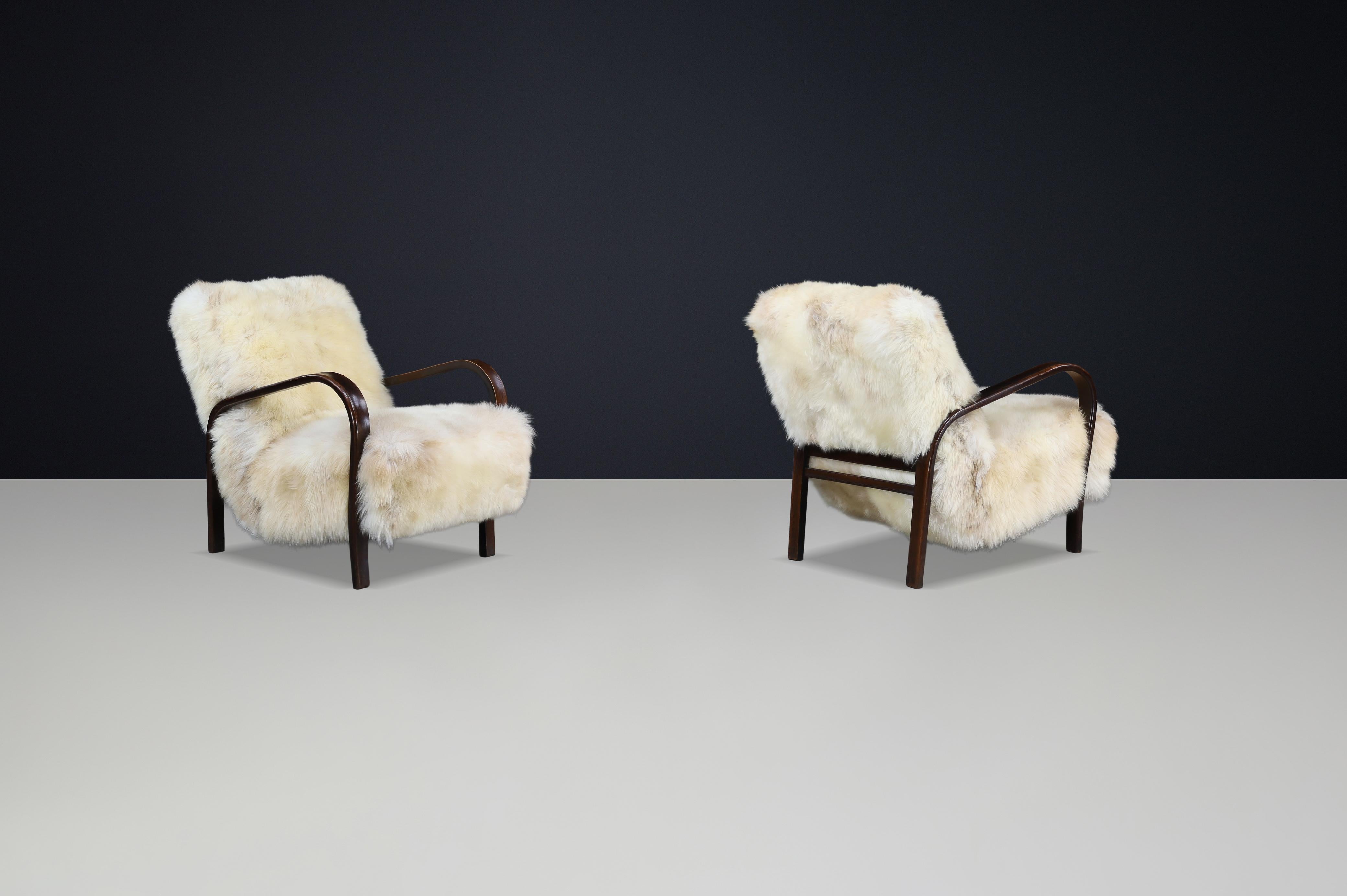Sillones Kozelka & Kropacek de los años 40 en piel de oveja de Texel y estructura patinada oscura en venta 3