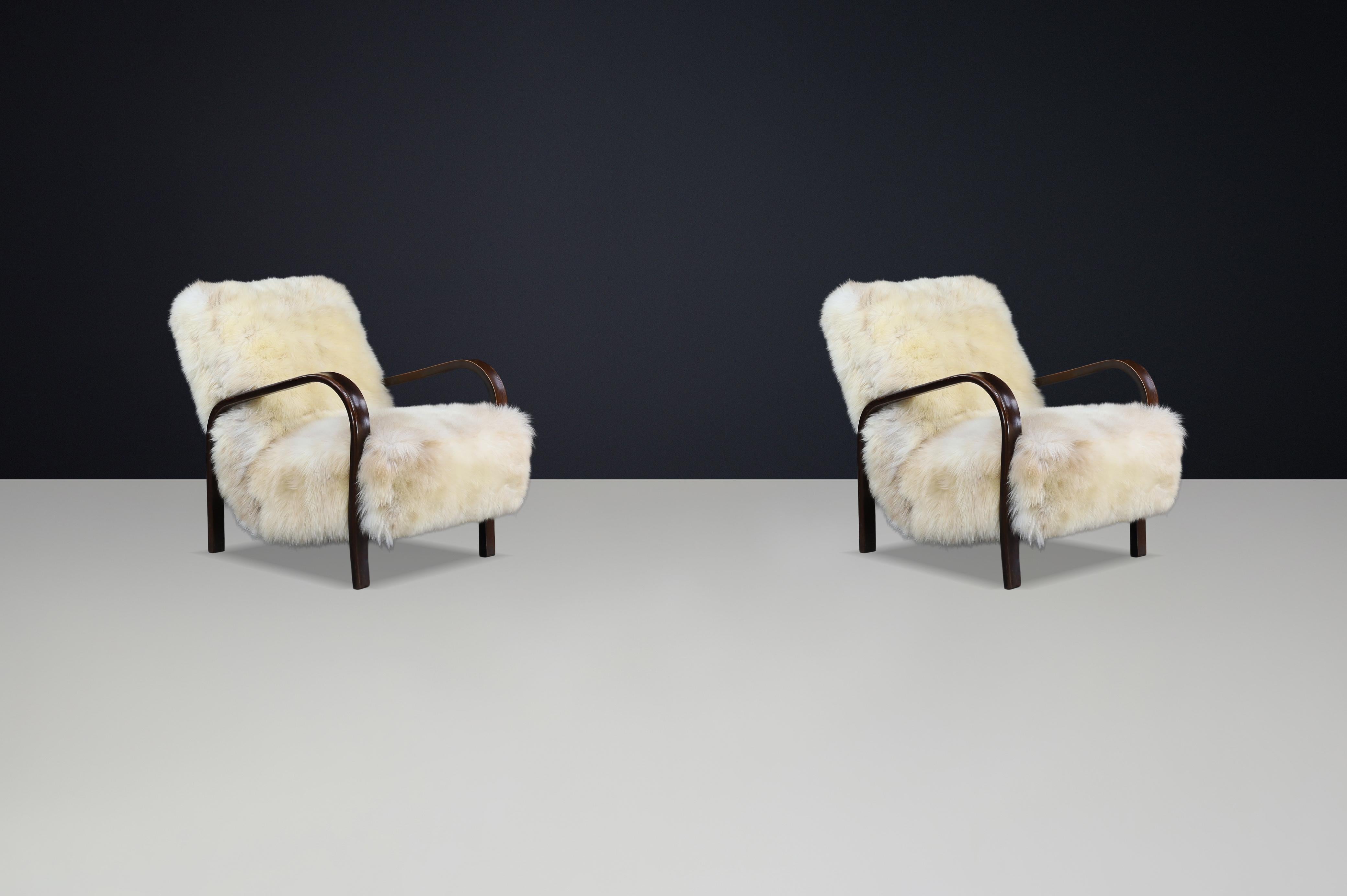 Sillones Kozelka & Kropacek de los años 40 en piel de oveja de Texel y estructura patinada oscura en venta 4