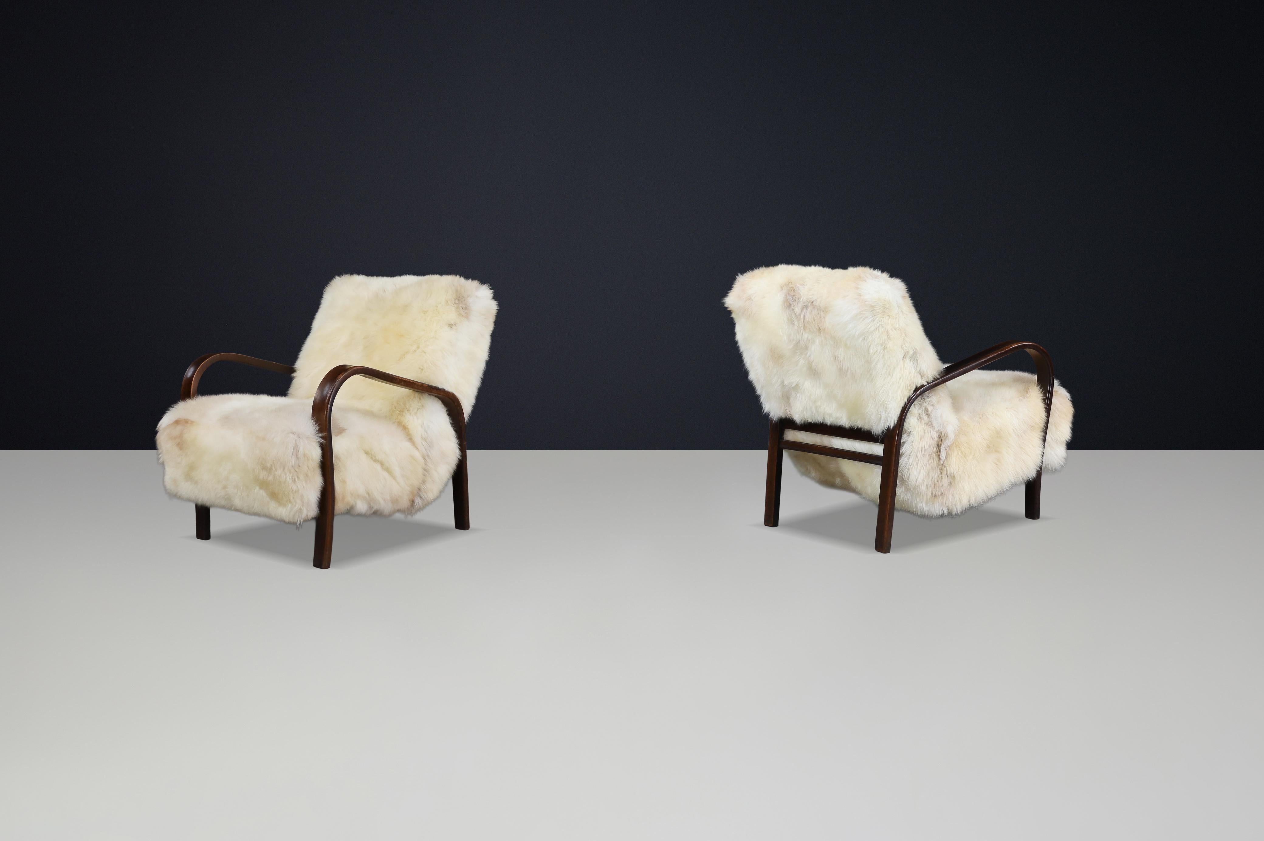 Sillones Kozelka & Kropacek de los años 40 en piel de oveja de Texel y estructura patinada oscura Moderno de mediados de siglo en venta