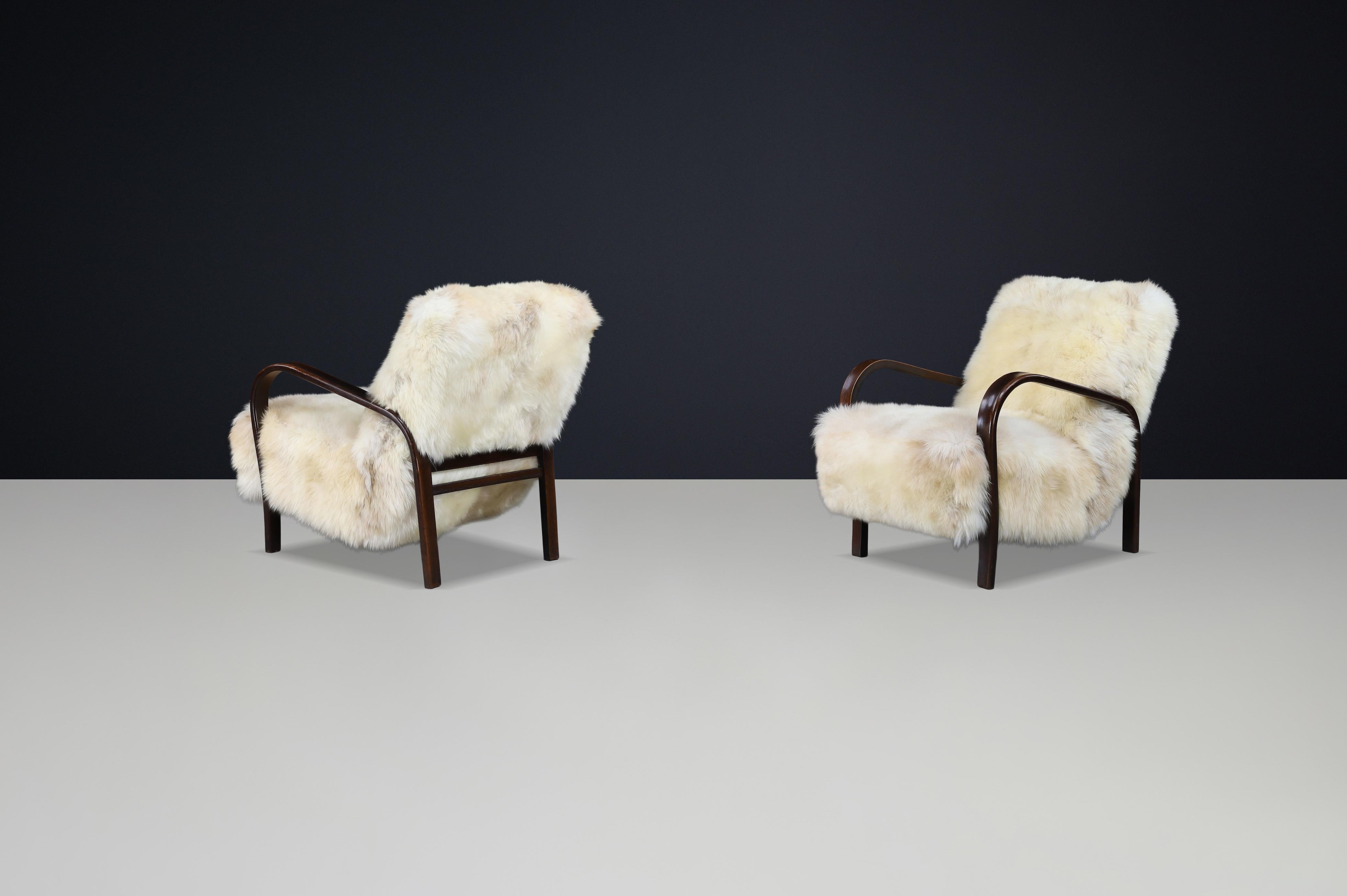 Sillones Kozelka & Kropacek de los años 40 en piel de oveja de Texel y estructura patinada oscura Checo en venta
