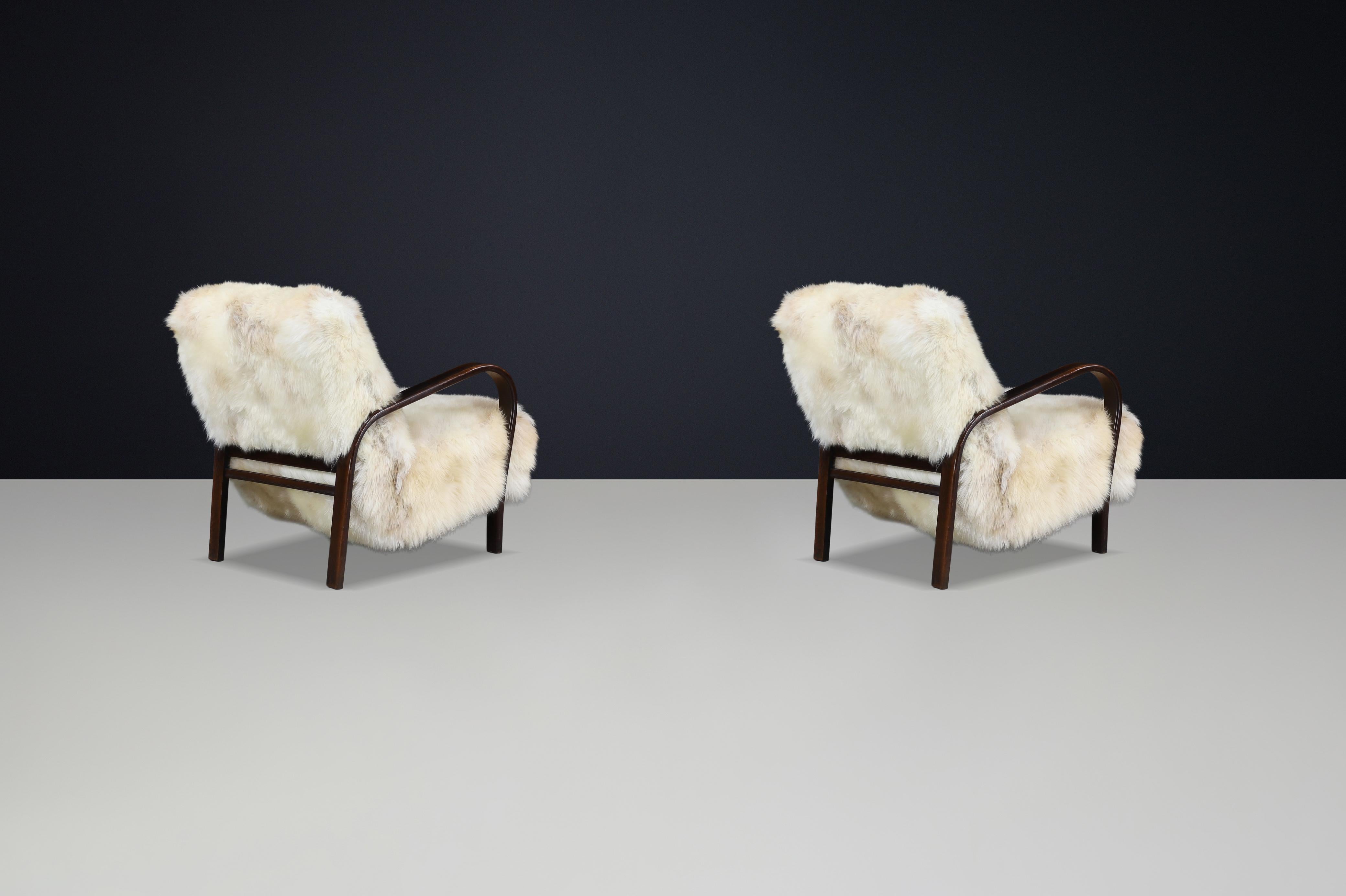 Sillones Kozelka & Kropacek de los años 40 en piel de oveja de Texel y estructura patinada oscura en Bueno estado para la venta en Almelo, NL