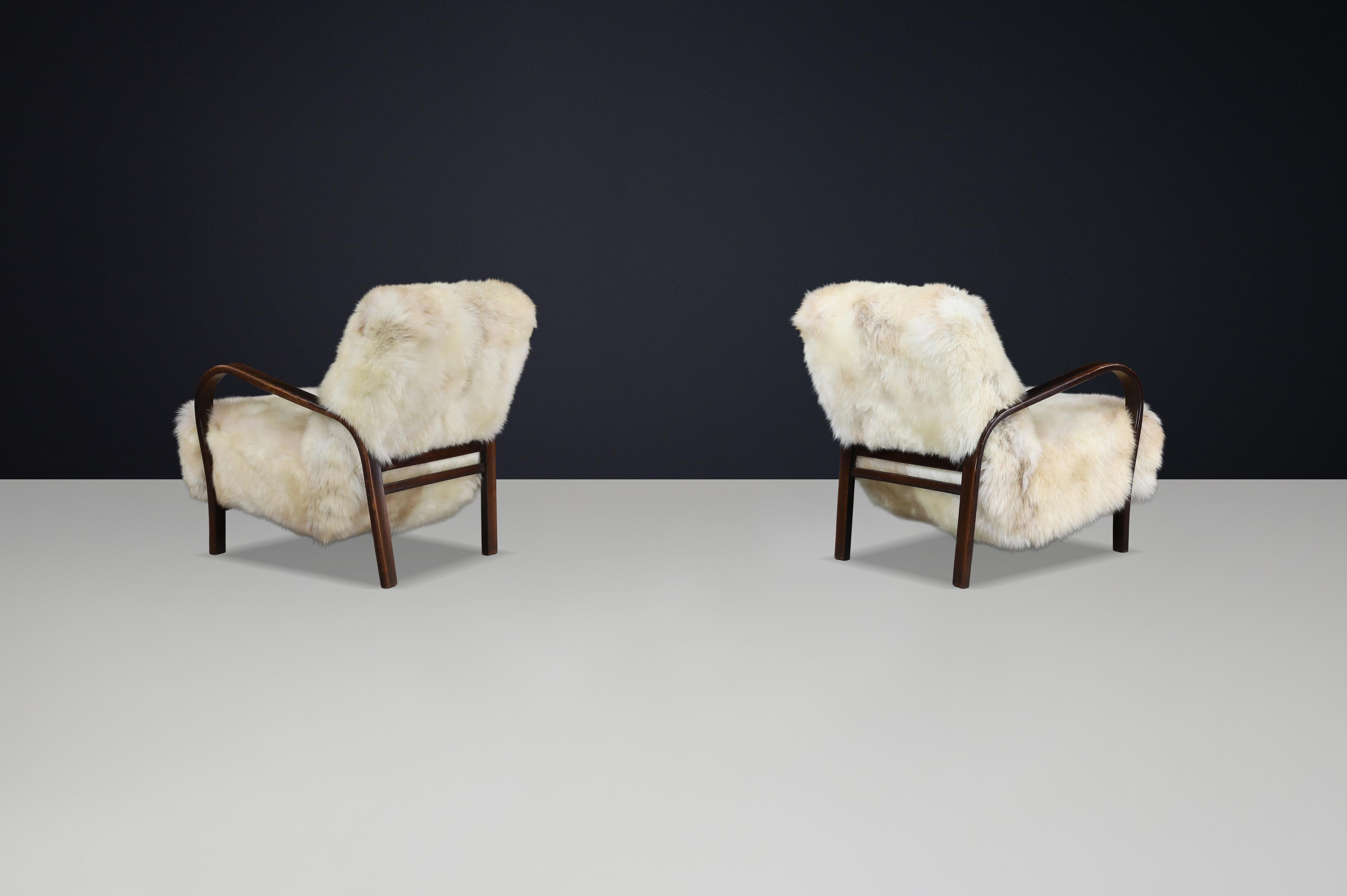 Sillones Kozelka & Kropacek de los años 40 en piel de oveja de Texel y estructura patinada oscura siglo XX en venta