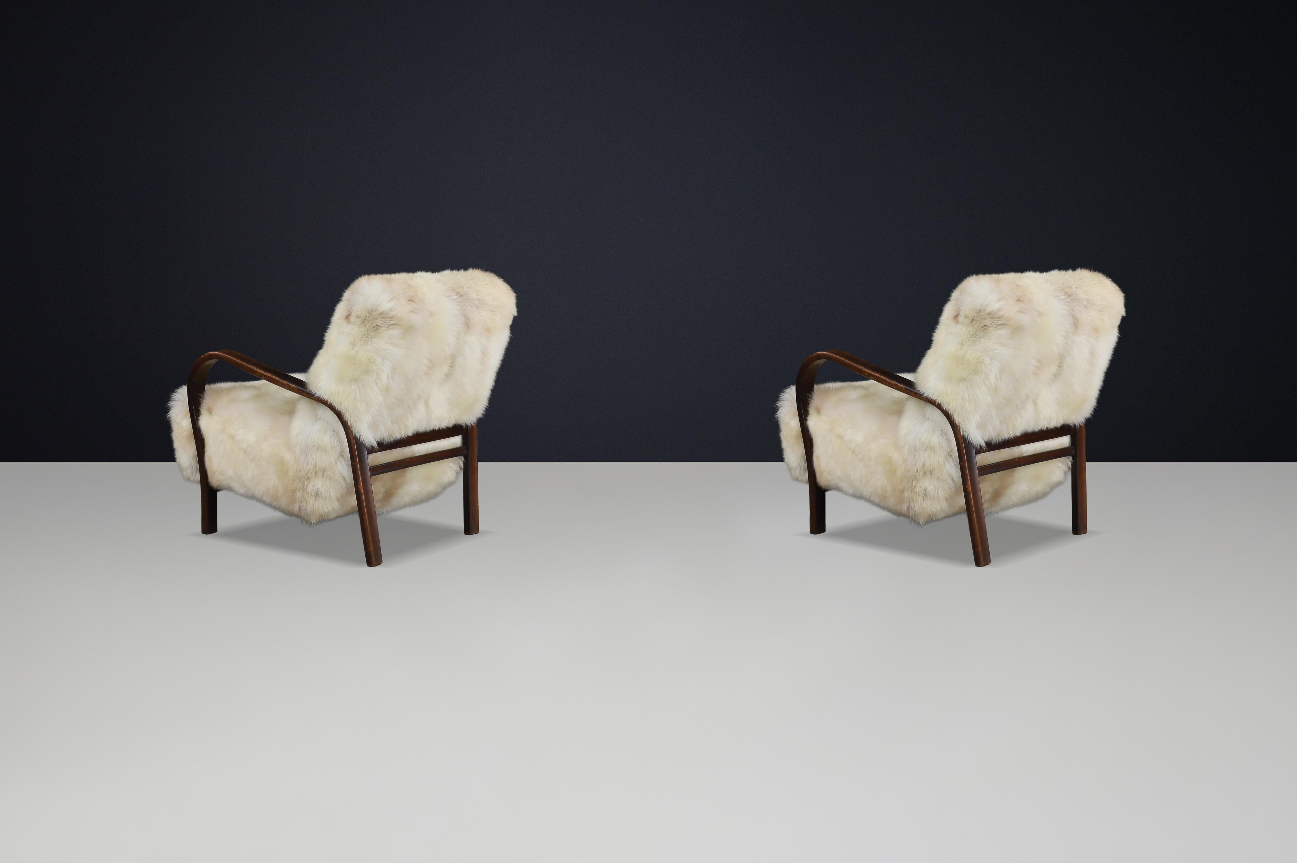 Sillones Kozelka & Kropacek de los años 40 en piel de oveja de Texel y estructura patinada oscura Piel de carnero en venta