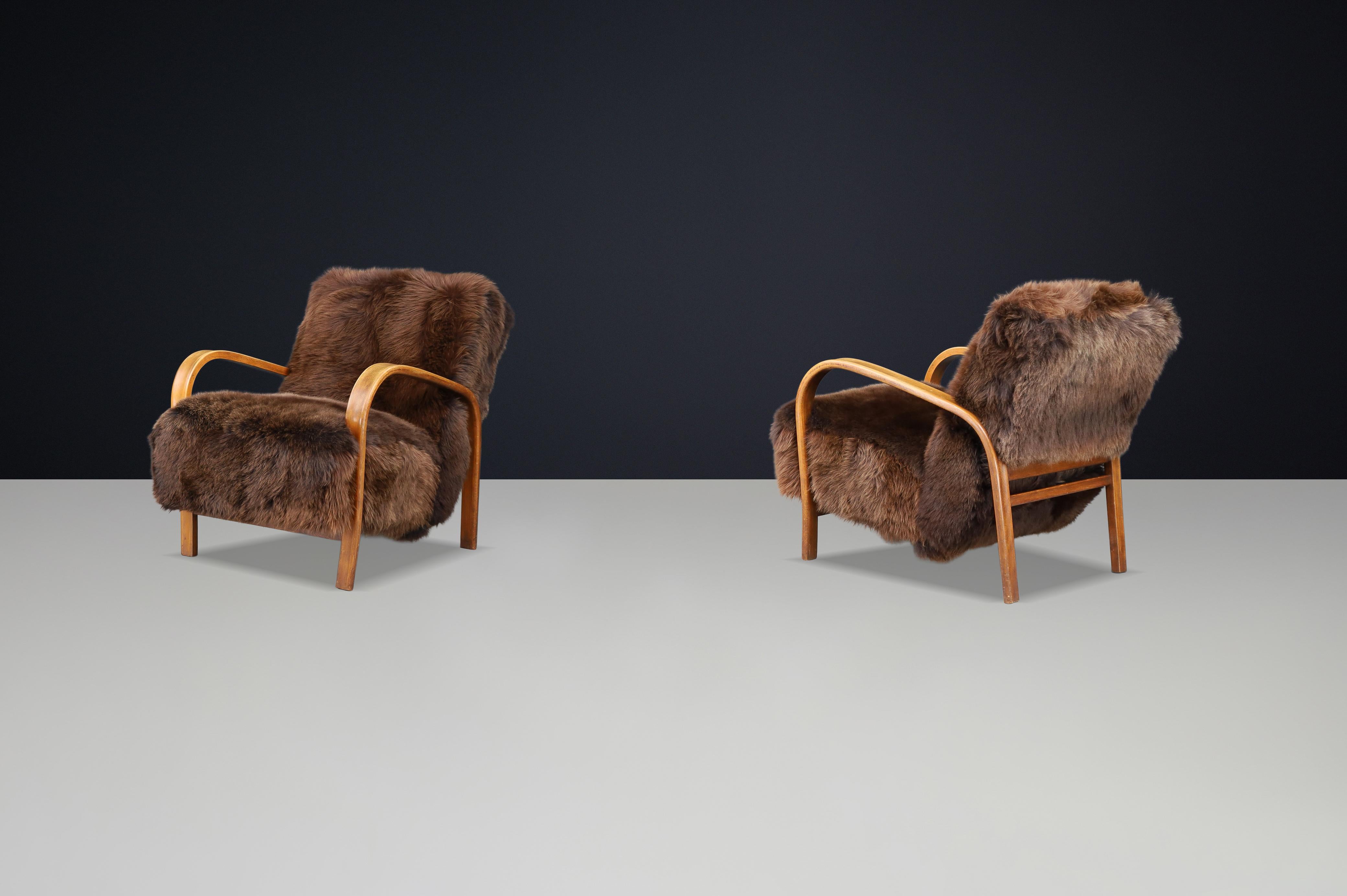 Mid-Century moderno Poltrone Kozelka & Kropacek degli anni '40 in pelle di pecora Texel e bengala biondo miele in vendita