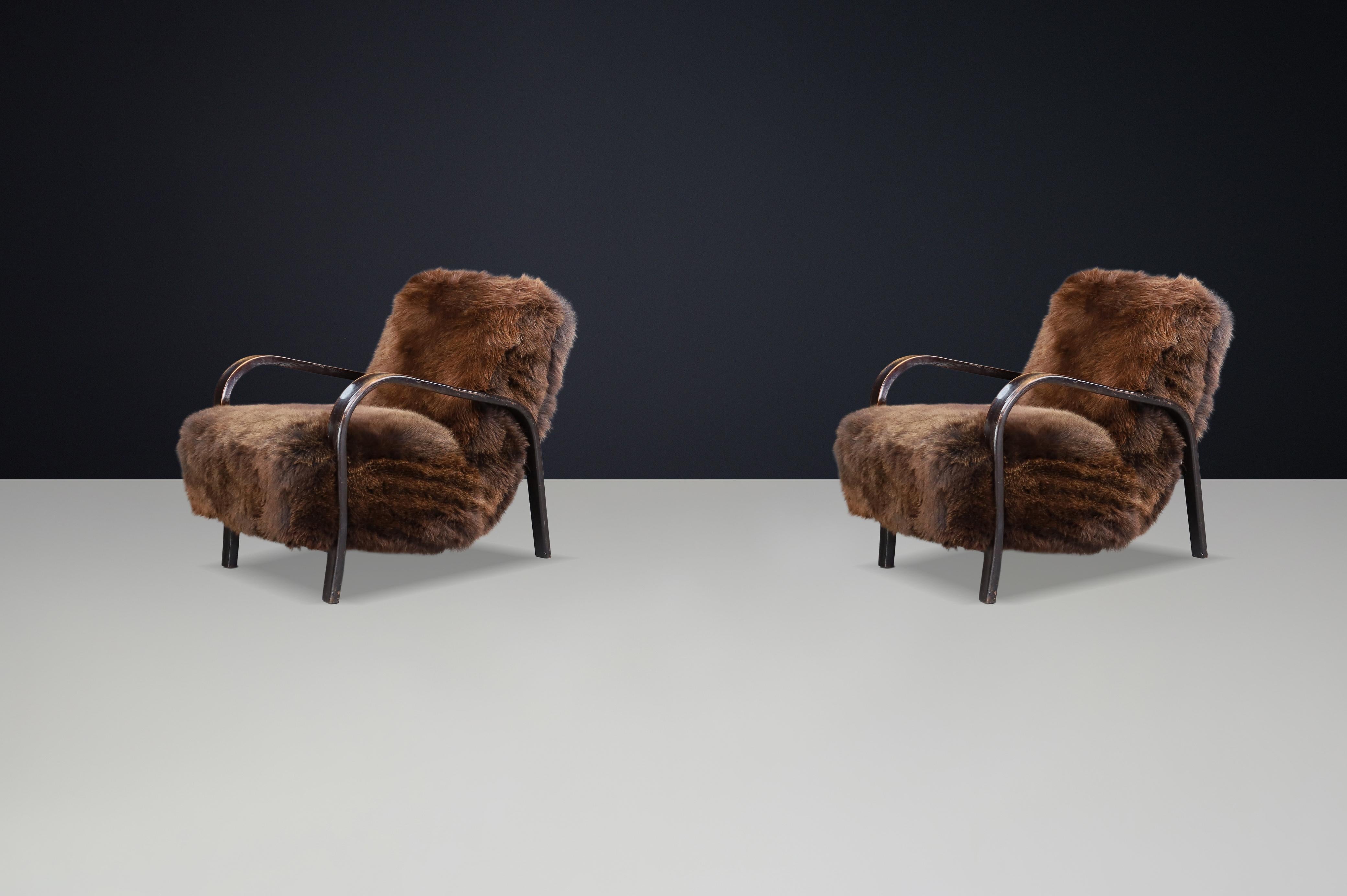 Mid-Century moderno Poltrone Kozelka & Kropacek degli anni '40 in pelle di pecora Texel e bengala patinato in vendita