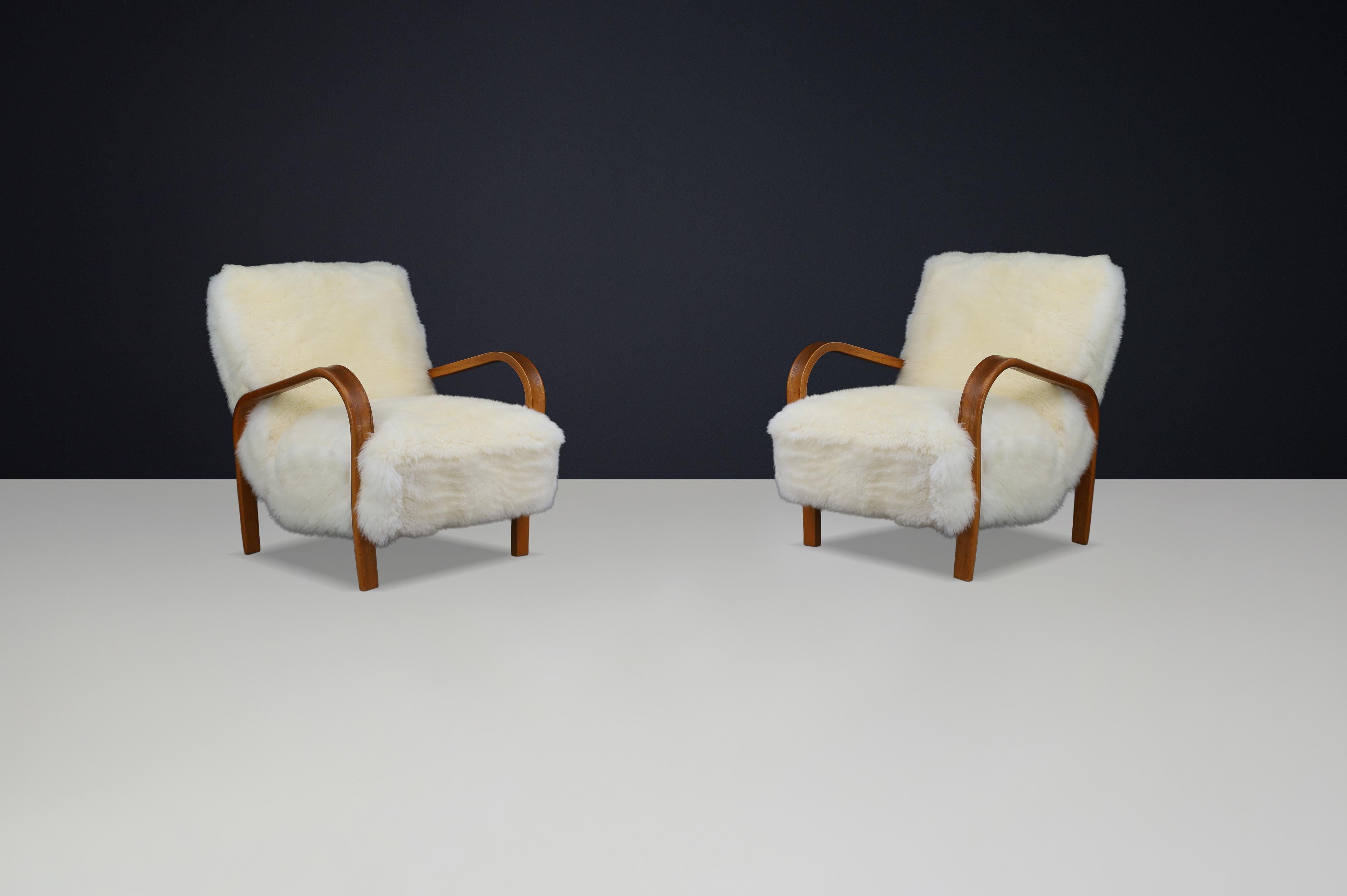Poltrone Kozelka & Kropacek degli anni '40 in pelle di pecora Texel avorio e struttura patinata marrone medio

L'eleganza di metà secolo incontra il lusso naturale: le poltrone Kozelka & Kropacek sono state reimmaginate in morbida pelle di pecora