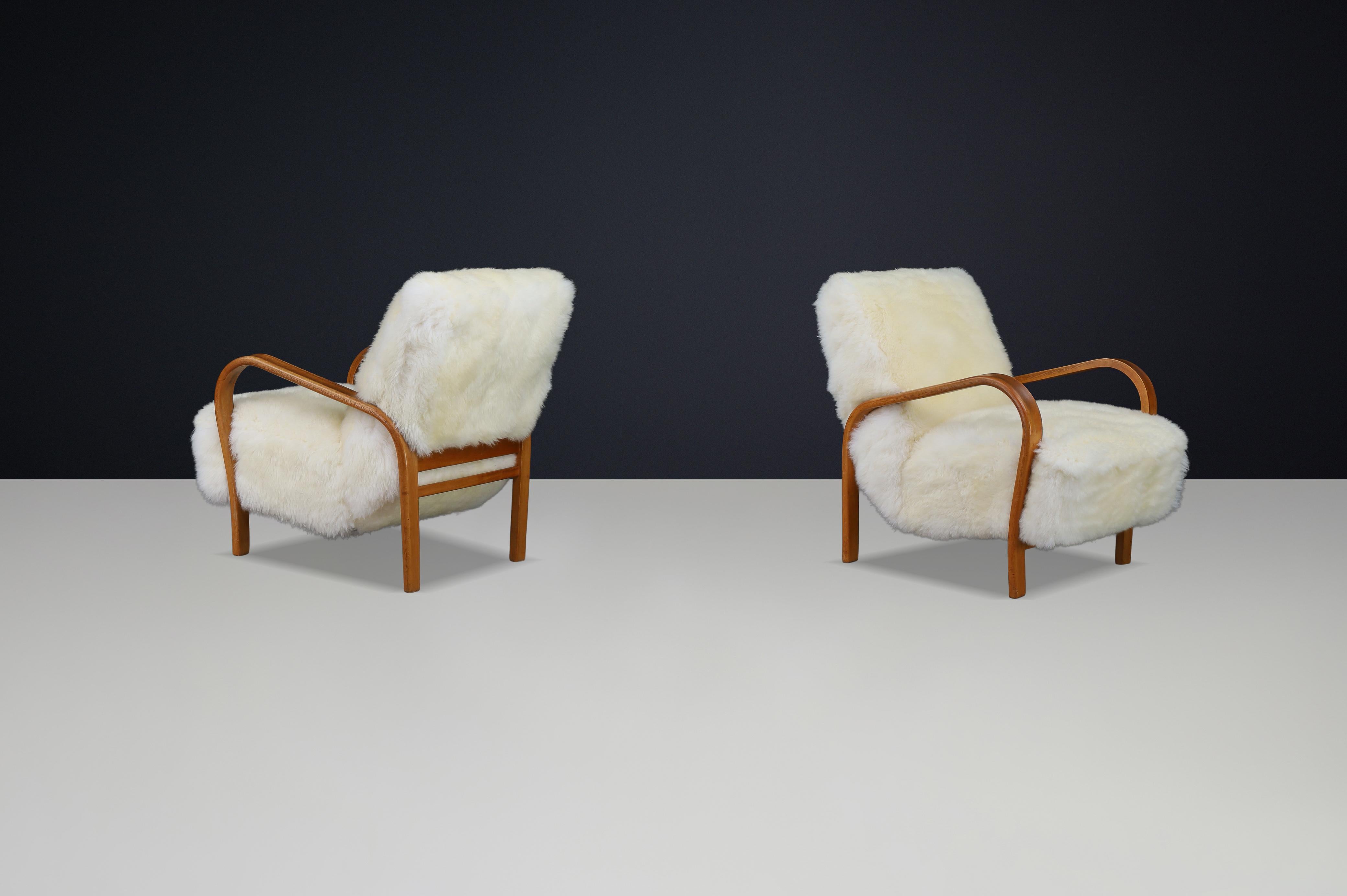 Mid-Century moderno Poltrone Kozelka & Kropacek degli anni '40, pelle di pecora Texel avorio e bengala patinato in vendita