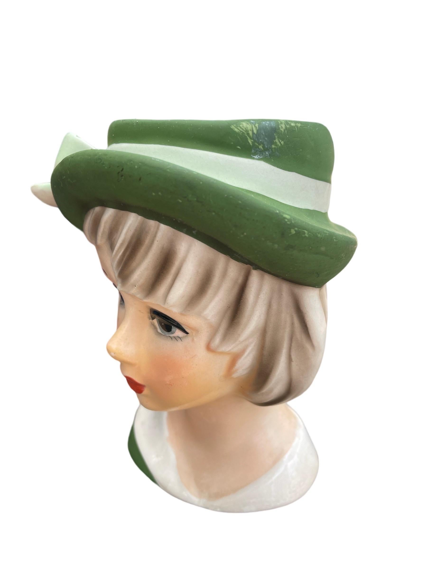 1940er Jahre Lady Head Vase 

1940er Jahre Frauenkopfvase mit grünem Hut und Schleife

Etikett mit Relpo Japan auf der Unterseite

Leichter Farbabrieb auf der Hutoberseite und auf der Nase. Weitere Informationen finden Sie in den Fotos und Videos.