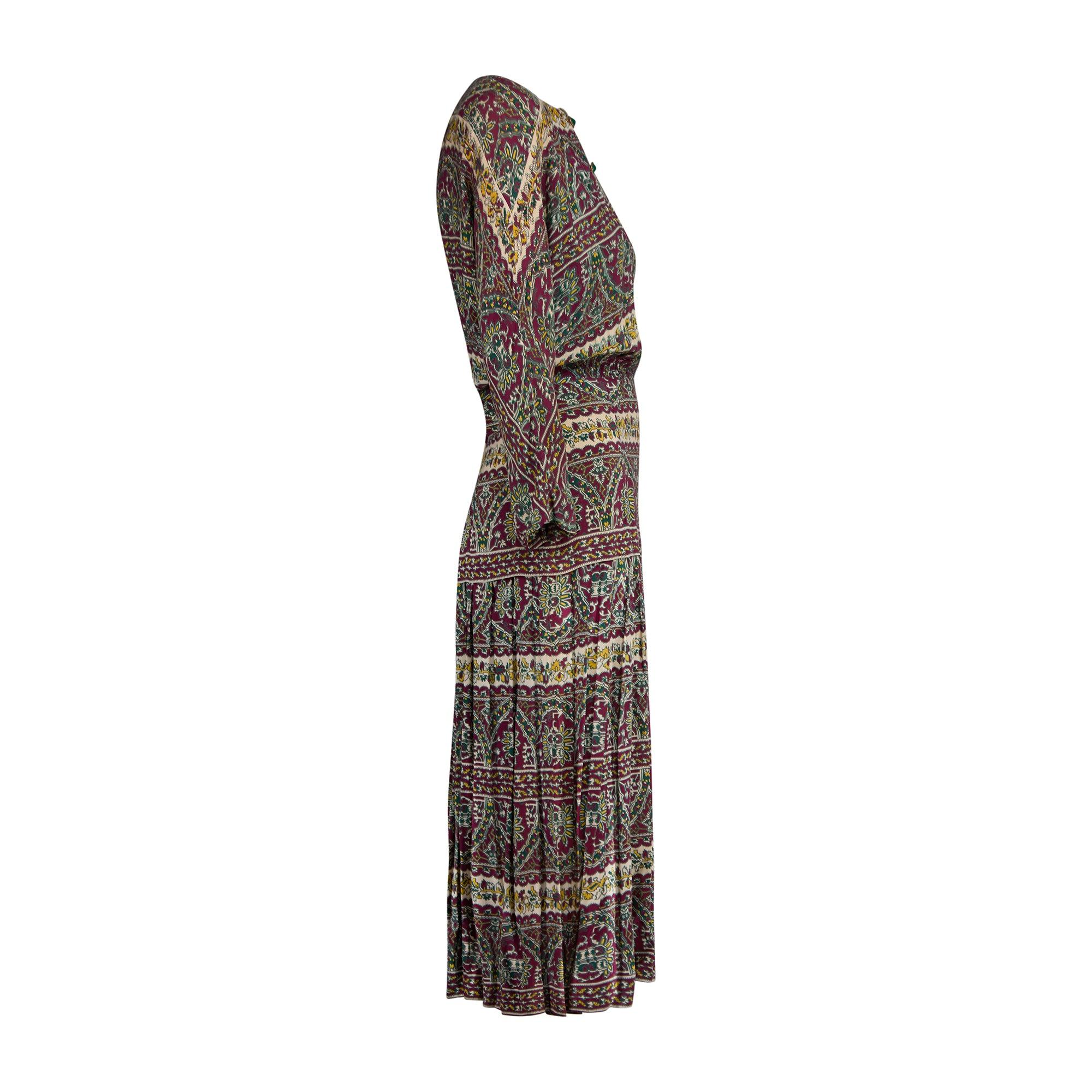 Este vestido de tonos otoñales fue diseñado a finales de la década de 1940 por L'Aignon, una empresa de herencia estadounidense fundada en 1898. Llevaban más de 75 años en el mercado y confeccionaban moda de buena calidad para el mercado de la