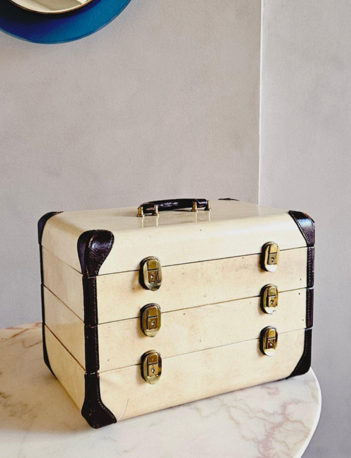 Un grande porta Vanity italiano del 1940 a quattro ripiani, con angoli e maniglia in pelle e foderato in seta grezza. Ogni ripiano si incastra con quattro ganci in ottone, tutti in buono stato di funzionamento. Si tratta di un pezzo eccellente che