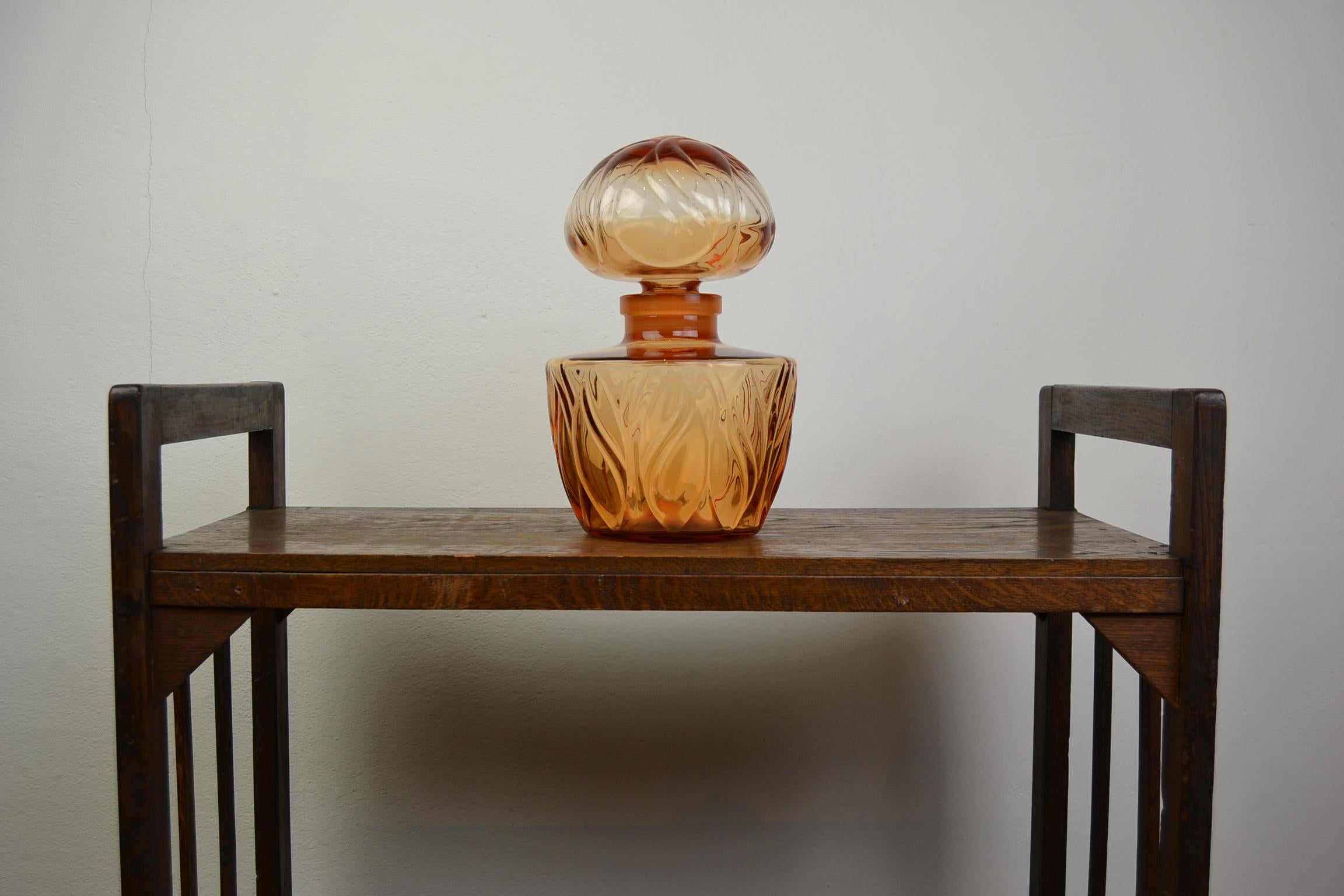 Stylish large Faberge Perfume Display Bottle for shop .
This amber glass bottle is marked Faberge - Paris - France.
It has a great design and shape :
The bottom of the bottle being the plant and the stopper beeing a bloom.
The bottle is made of