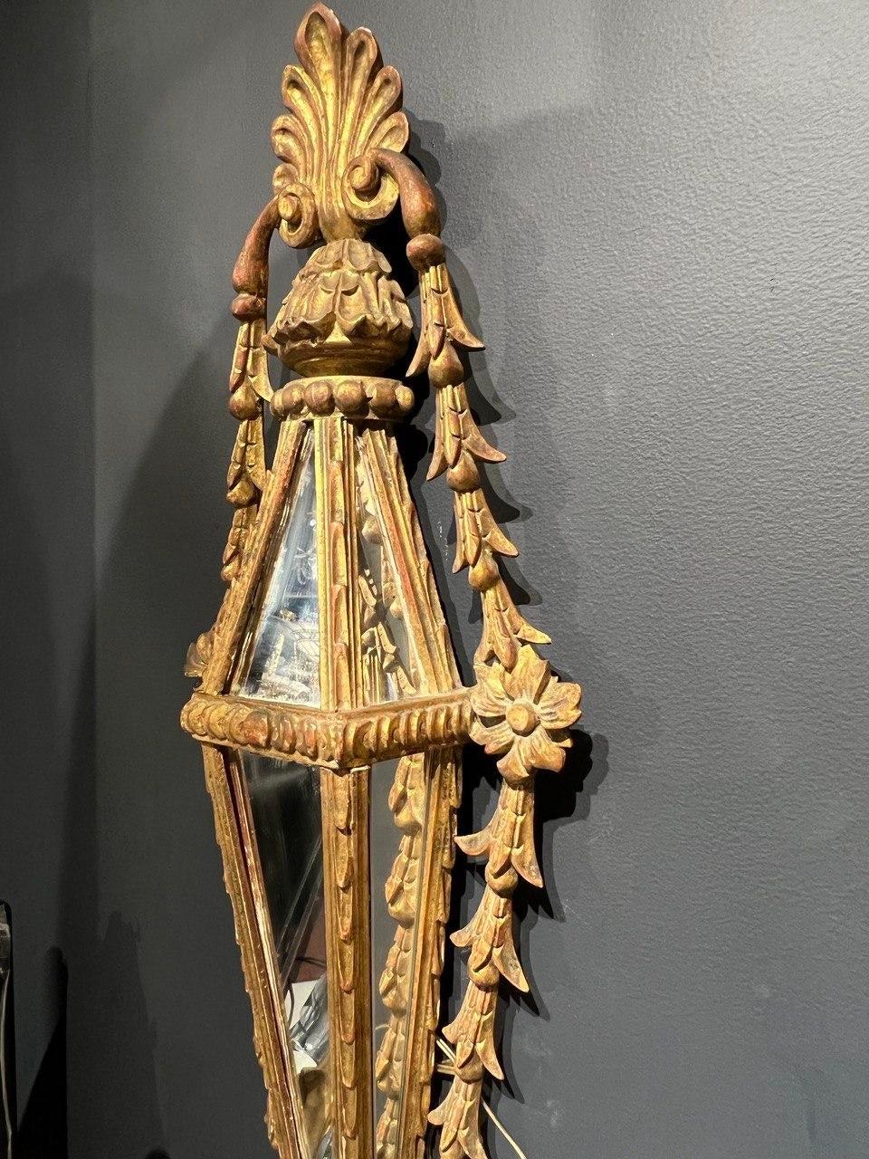 Apliques de madera dorada y espejos grandes de los años 40 mediados del siglo XX en venta