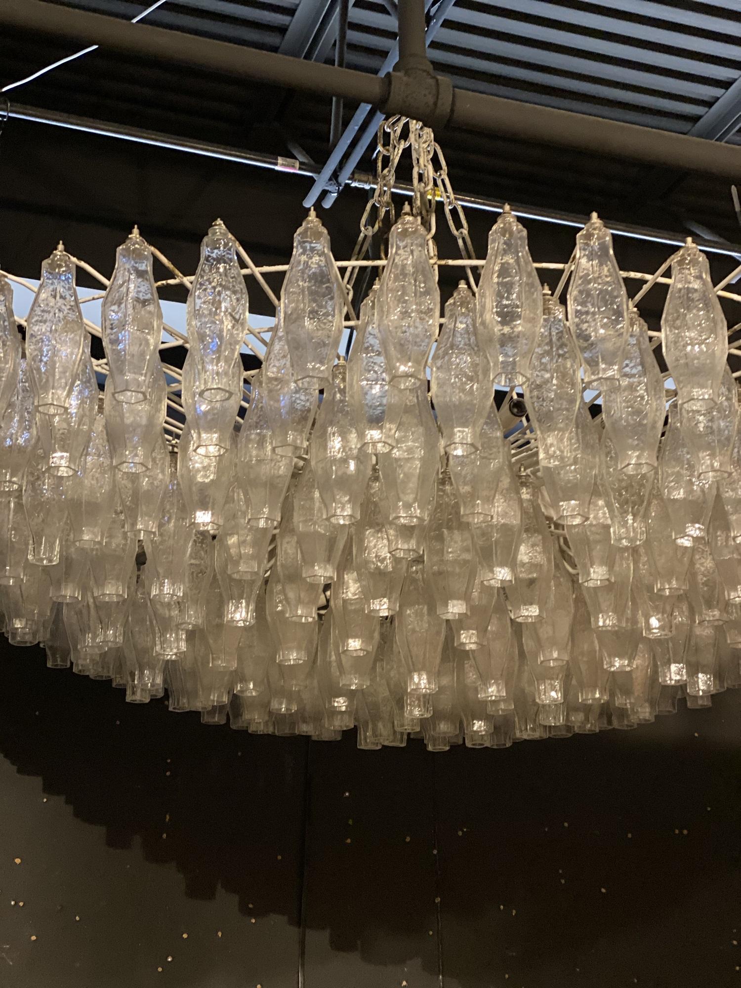 Ungewöhnlich große österreichische Leuchte aus den 1940er Jahren mit geformten Glasanhängern 