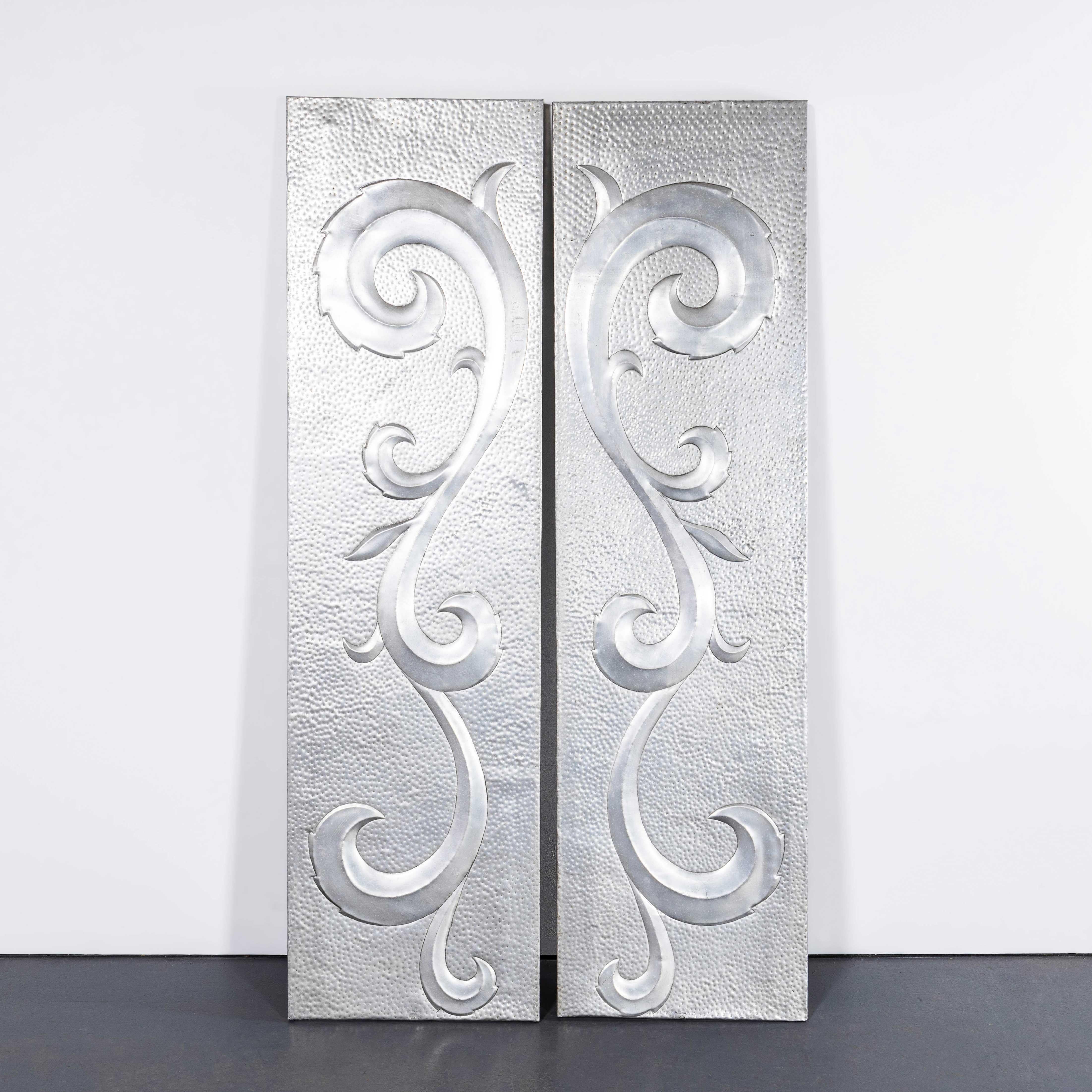 Grandes paneles decorativos de pared Hand Made de 1940 - Pareja. Procedentes de la sala de juntas de una fábrica de Letonia, los paneles se utilizaron como decoración en la sala de juntas de la fábrica. La fábrica producía componentes electrónicos y